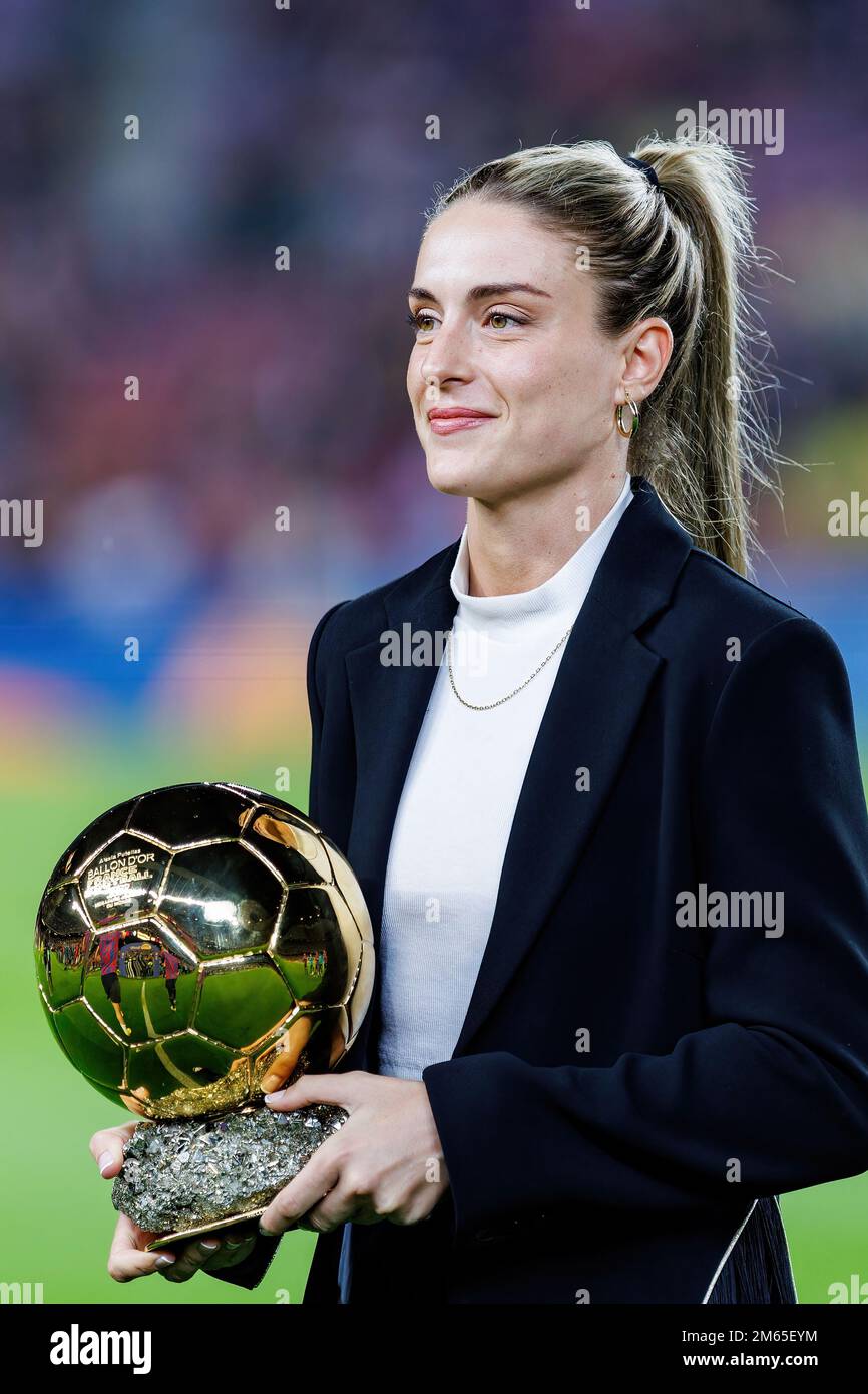 BARCELONE - octobre 20 : Alexia Putellas avec le ballon d'Or avant le match LaLiga entre le FC Barcelone et Villarreal CF au stade Spotify Camp Nou Banque D'Images