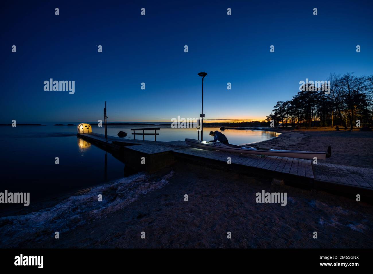 Une soirée d'hiver à la plage de Haukilahti, Espoo, Finlande Banque D'Images