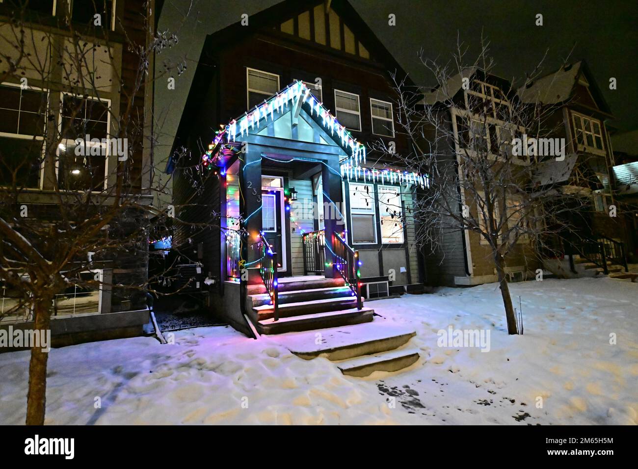Lumières de vacances sur une maison en Alberta, Canada Banque D'Images