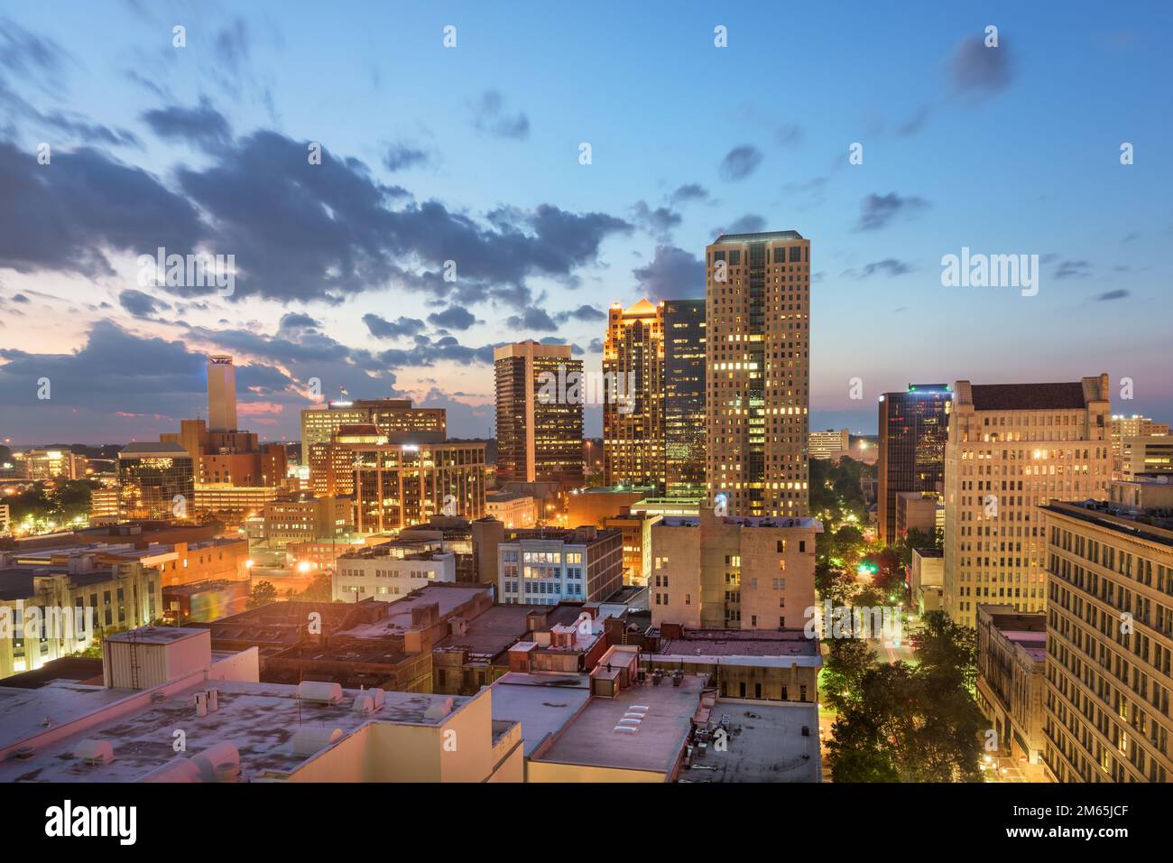 Birmingham, Alabama, États-Unis, vue sur le centre-ville à la tombée de la nuit. Banque D'Images