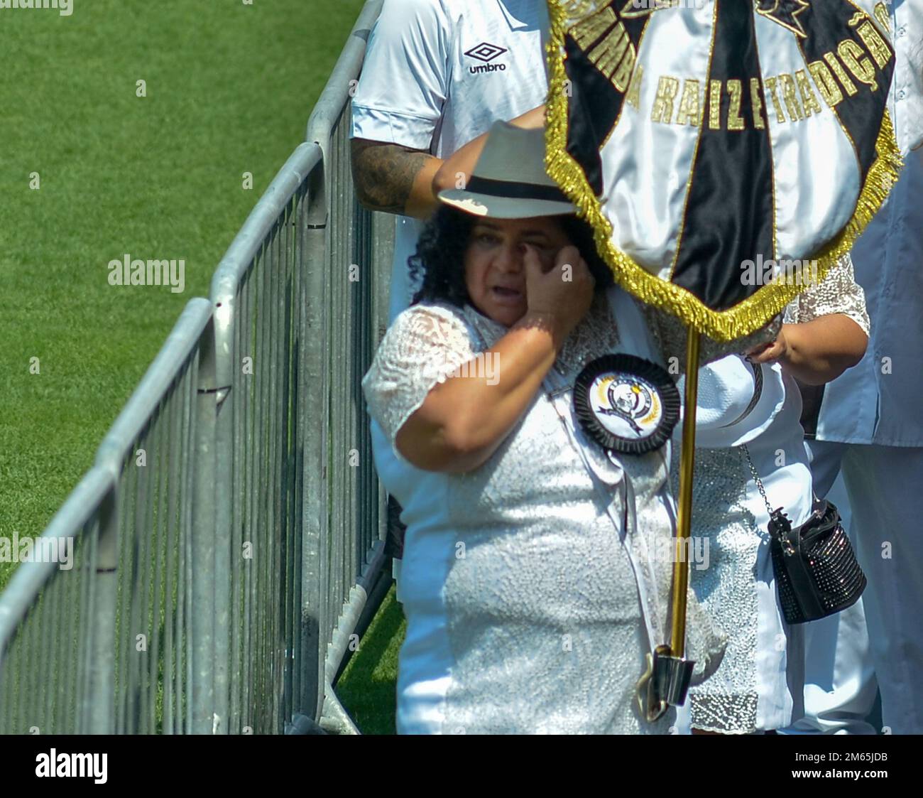 Santos, Brésil. 02nd janvier 2023. SP - Santos - 01/02/2023 - PELE, VELORIO - les fans affichent des bannières et des affiches pendant le réveil de Pele au stade Vila Belmiro ce lundi (2). Pele est mort de multiples défaillances d'organes le 29th décembre après environ un mois d'hospitalisation à l'hôpital Albert Einstein à Sao Paulo. Pele est considéré comme le plus grand joueur de football de toute l'histoire et a joué pour Santos pendant près de 20 ans et a remporté trois coupes du monde avec l'équipe nationale brésilienne. Photo: Jhony Pinho/AGIF/Sipa USA crédit: SIPA USA/Alay Live News Banque D'Images