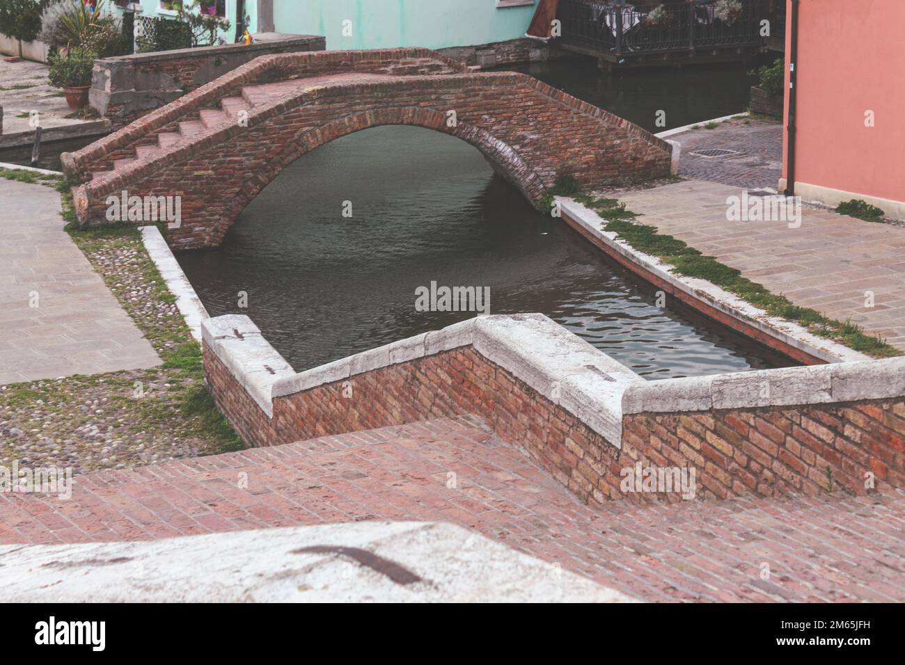 Vue imprenable sur le canal de Comacchio, escaliers et pont colorés. Copier l'espace. Banque D'Images