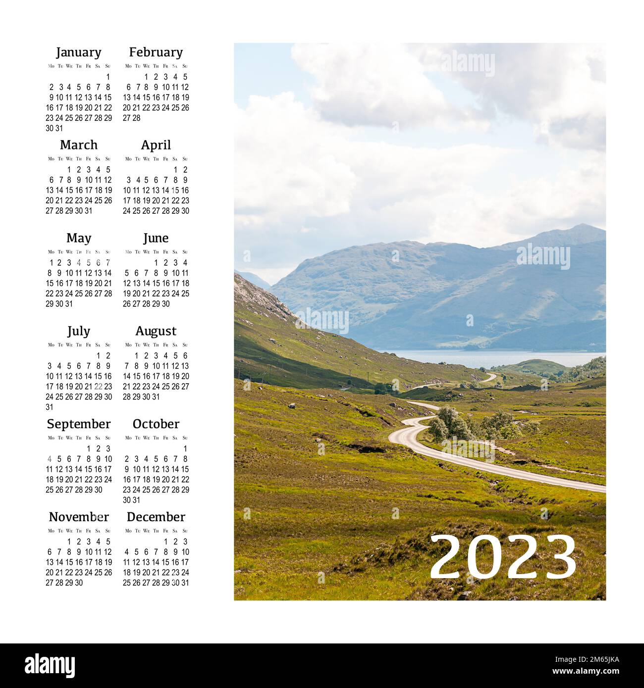 Calendrier pour 2023 sur fond blanc pour impression. Écosse, Grande-Bretagne. Magnifique paysage de montagne. Banque D'Images