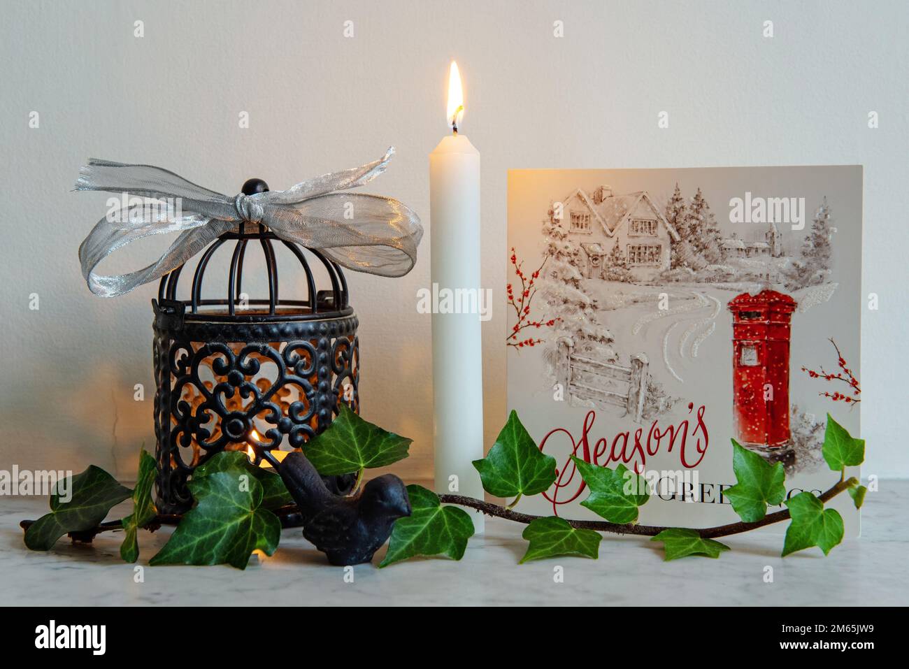 Affichage de Noël simple sur cheminée avec lanterne, bougie et Ivy Banque D'Images