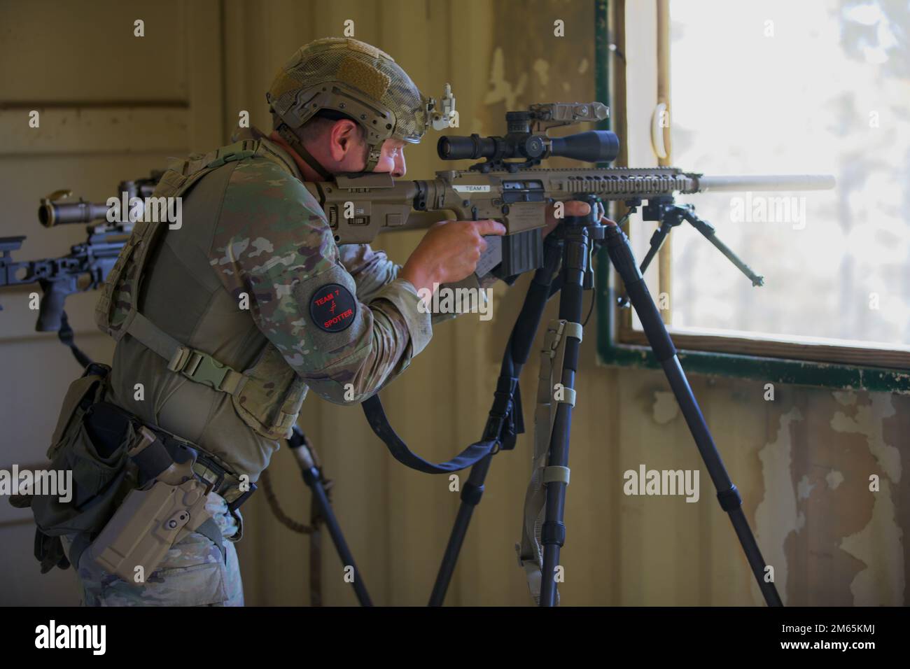 ÉTATS-UNIS Sergent d'état-major de l'armée Benjamin Holley, un Sniper de l'armée affecté au quartier général, Headquqrters Company, 2nd Bataillon, 153rd Infantry Regiment, 39th Brigade, La Garde nationale de l'Arkansas tire son fusil de précision de M110 sur les cibles qui lui ont été attribuées lors de l'événement « boîte de mystère » sur le champ de tir de Burroughs, fort Benning, Géorgie, 4 avril 2022. Ces tireurs d'élite sont les meilleurs de leurs unités d'origine et sont venus prouver qu'ils sont les meilleurs. (É.-U. Photos de la réserve de l'armée par le sergent d'état-major Austin Berner) Banque D'Images