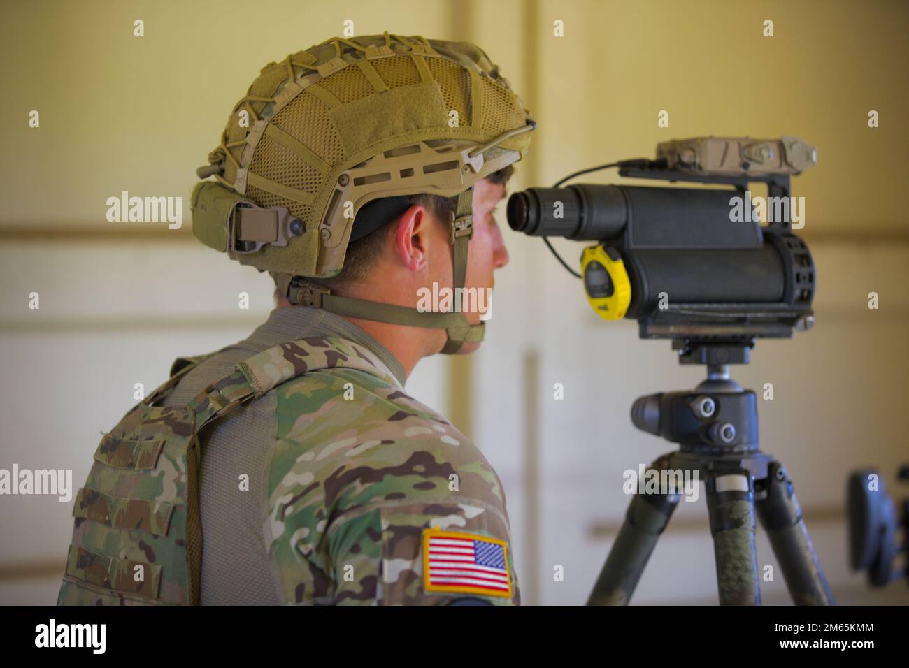 ÉTATS-UNIS Sergent d'état-major de l'armée Nathan McGowna, un Sniper de l'armée affecté à la compagnie Charlie, 2nd Bataillon, 153rd Infantry Regiment, 39th Brigade, Garde nationale de l'Arkansas, Utilise une portée de repérage pour aider son équipe à s'assembler pendant l'événement « boîte de mystère » sur Burroughs Range, fort Benning GA, 4 avril 2022. Ces tireurs d'élite sont les meilleurs de leurs unités d'origine et sont venus prouver qu'ils sont les meilleurs. (É.-U. Photos de la réserve de l'armée par le sergent d'état-major Austin Berner) Banque D'Images