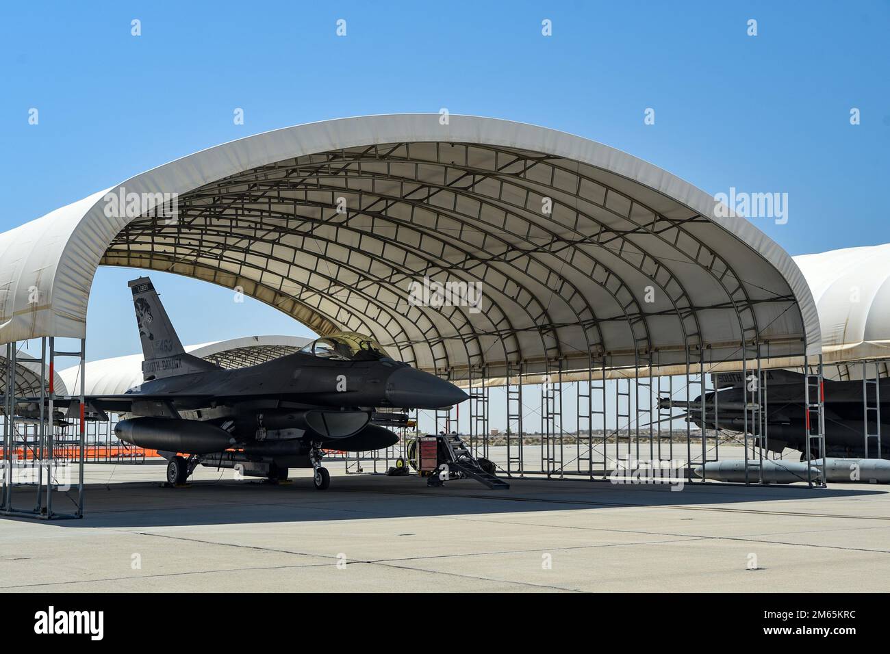 F-16 Faucon de combat affecté au parc de l'aile Fighter 114th sous une ombre au soleil pendant le cours d'instructeur d'armes et de tactiques (WTI) 2-22 à la station aérienne du corps des Marines Yuma, Arizona, 4 avril 2022. WTI est un événement de formation de sept semaines organisé par l'escadron 1 des armes et tactiques de l'aviation maritime (MAWTS-1), offrant une formation tactique avancée normalisée et une certification des qualifications des instructeurs de l'unité pour soutenir la formation et l'état de préparation de l'aviation maritime, et aidant à développer et à utiliser des armes et des tactiques de l'aviation. Banque D'Images