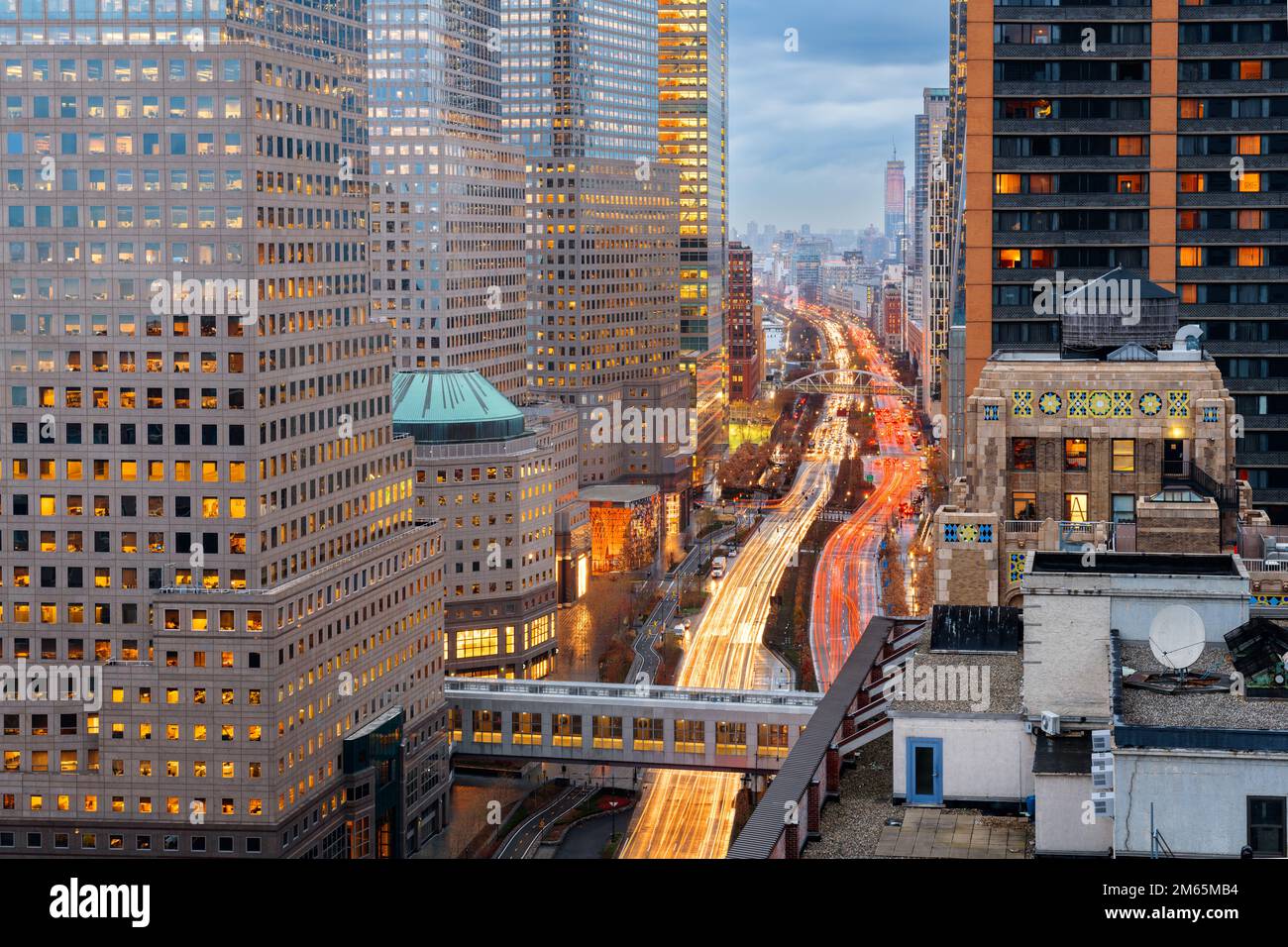 New York, New York, USA financial district cityscape sur le West Side Highway au crépuscule. Banque D'Images
