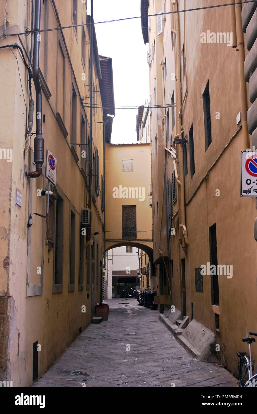 Une rue étroite dans la ville de Florence en Toscane Italie. Banque D'Images