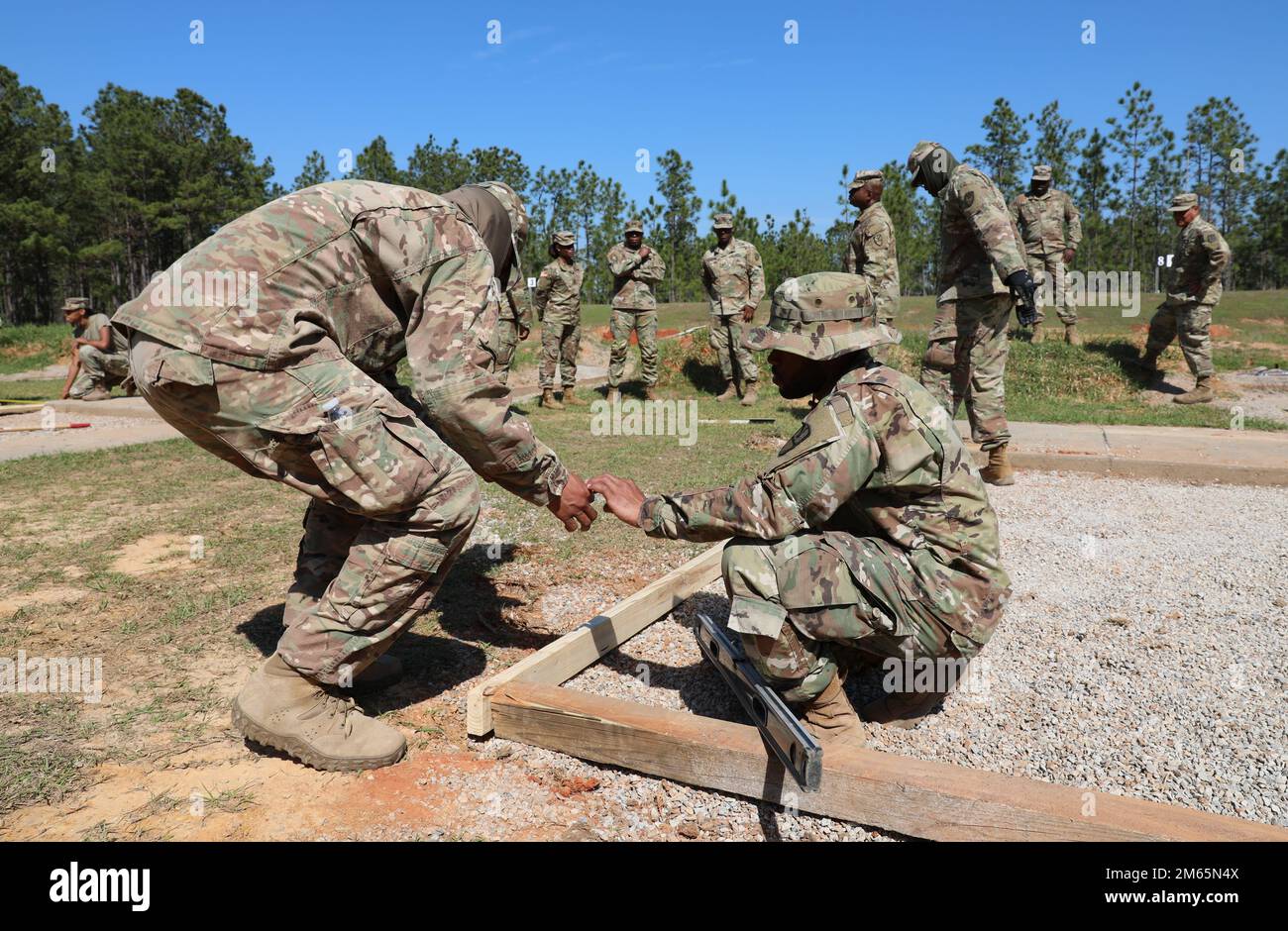 Le général de division Kodjo KNOX-Limbacker de la Garde nationale des Îles Vierges, le sergent général adjoint et commandant de l'État, le Maj Kent S. Bellot, visite le site de formation de la compagnie d'ingénieurs 631st à Camp Shelby, Mississippi, en avril 2022. Les soldats de la 631st en Co. Utilisent leurs compétences professionnelles militaires avec divers équipements et outils d'ingénierie lorsqu'ils apportent des améliorations aux sites de formation assignés. Banque D'Images