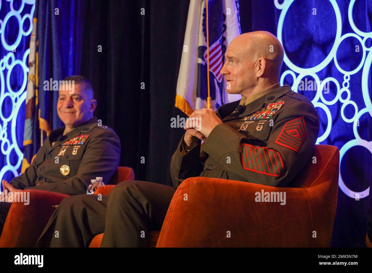 ÉTATS-UNIS Le Sgt. Troy E. Black, sergent-major du corps des Marines en 19th, parle d'un panel de conception de la force 2030 lors de l'exposition air-mer de 2022 à National Harbour, Maryland, 4 avril 2022. Le panel a présenté les changements qui sont actuellement mis en évidence par des recherches dans le corps des Marines pour atteindre les objectifs de Force Design 2030. Force Design 2030 est le plan du commandant pour façonner le corps des Marines pour faire face à des menaces émergentes. Banque D'Images