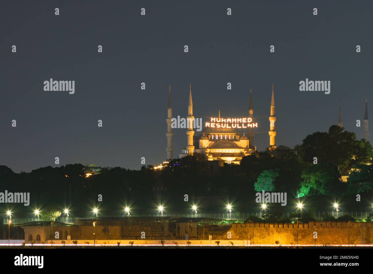 Photo islamique. La Mosquée bleue ou la mosquée Sultanahmet la nuit. Mohammad le messager de Dieu texte sur l'image. Ramadan ou photo de fond islamique. N Banque D'Images