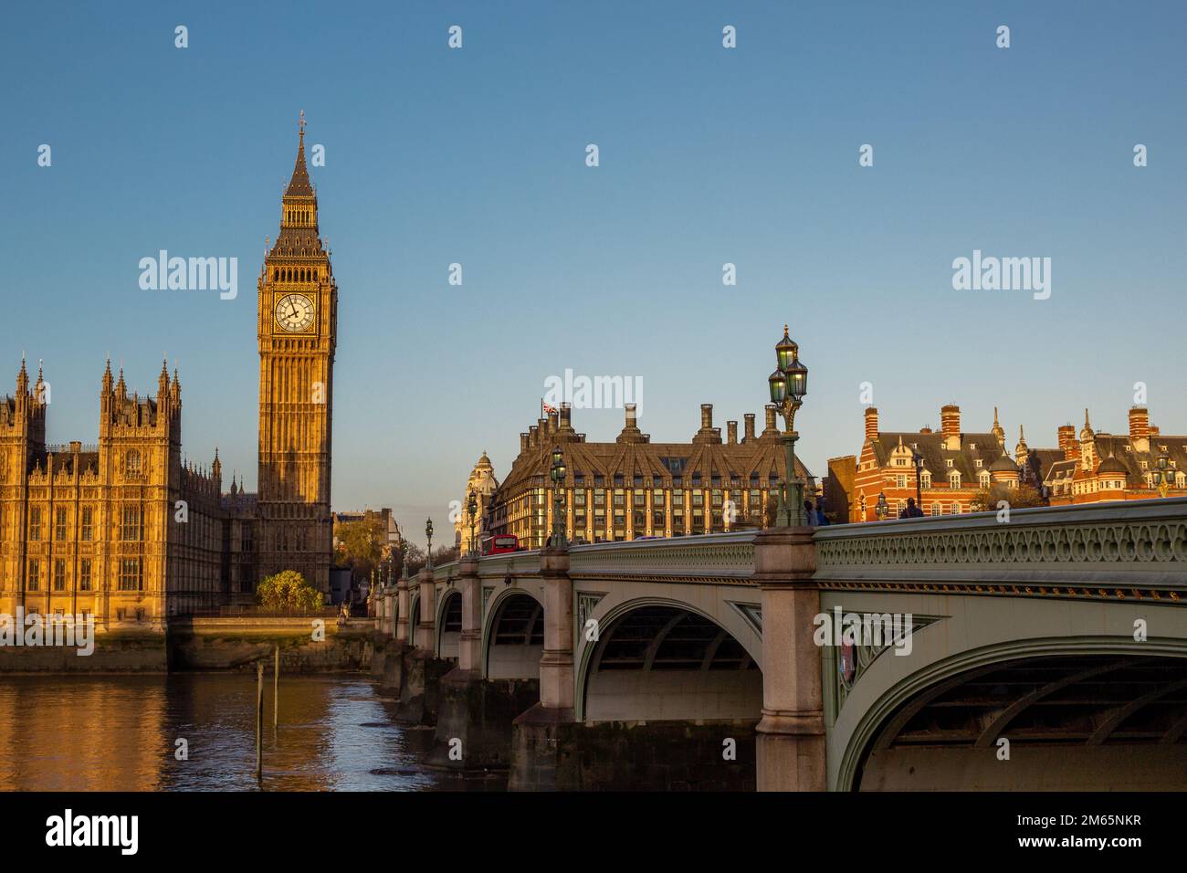 Westminster Palace et Big Ben, la Grande cloche de la Grande horloge de Westminster le long de la Tamise avec Westminster Bridge à Londres, Angleterre Banque D'Images