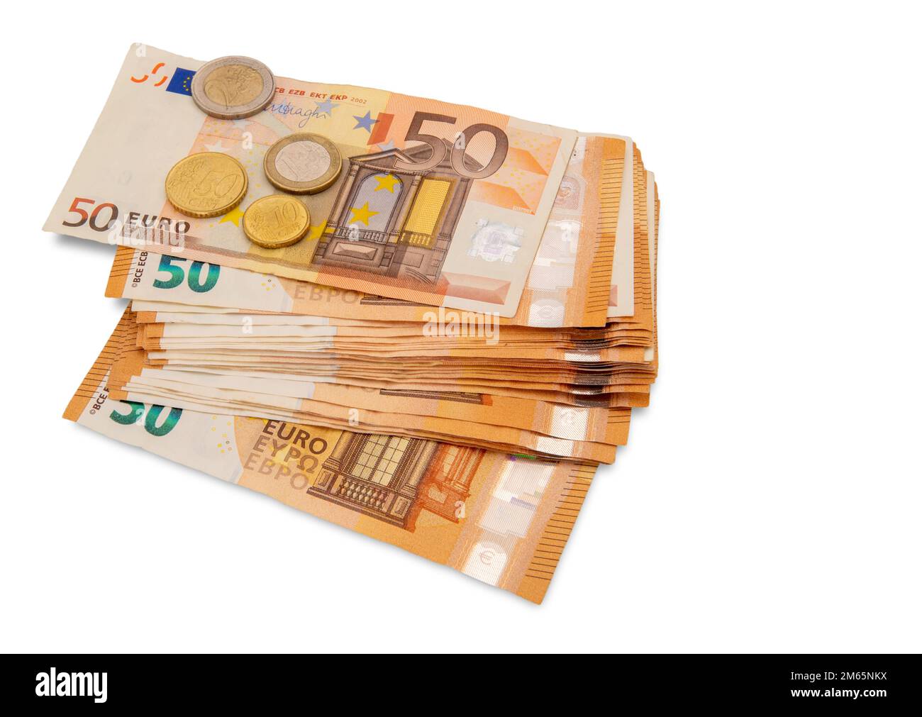 Cinquante billets en euros empilés avec un et deux pièces, euro et pièces de 10 et 50 cents sur le dessus, isolés sur blanc, chemin de coupure, concept financier et texture p Banque D'Images