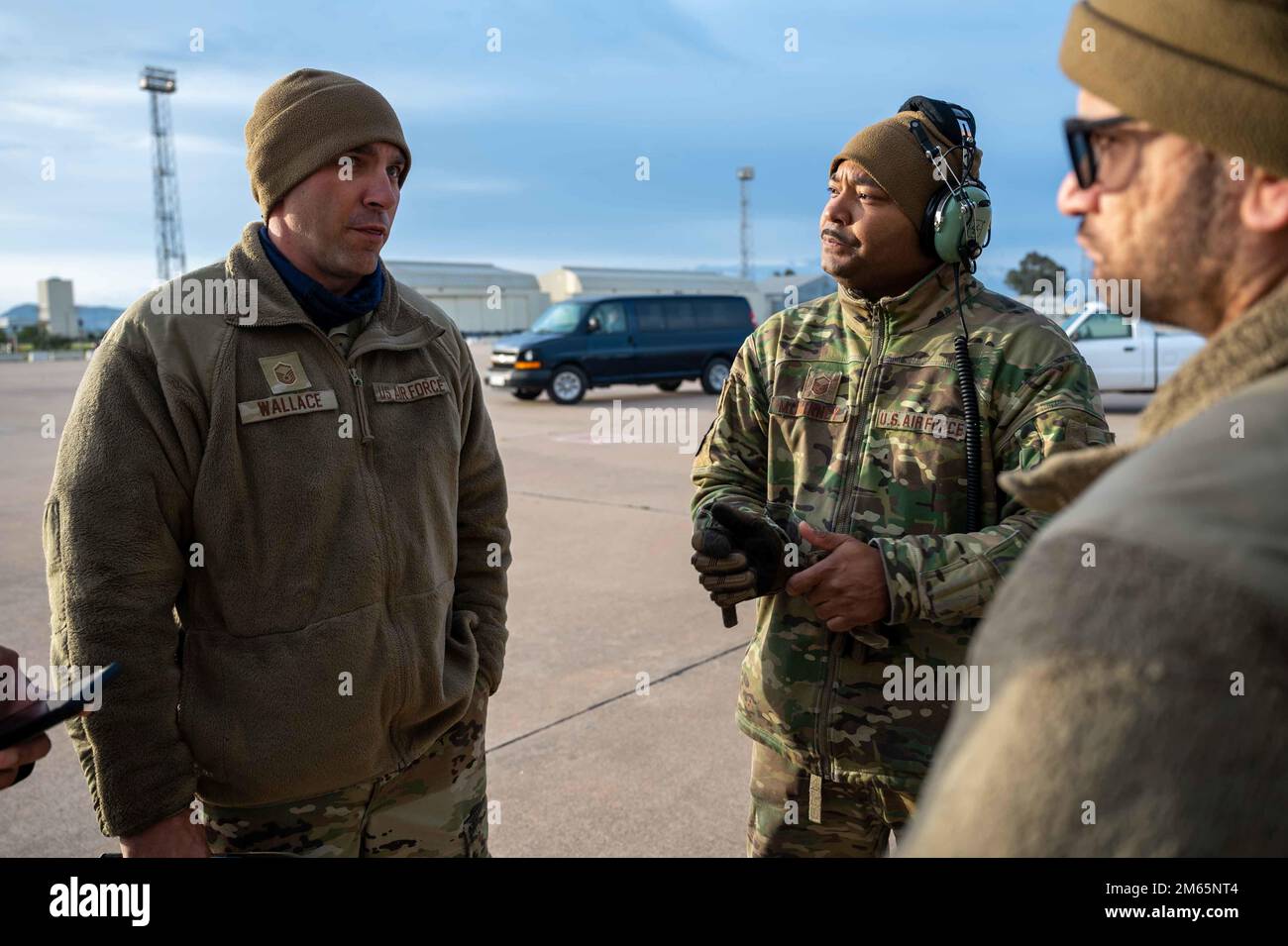 Le sergent-chef Brian Wallace, 725th, Escadron de mobilité aérienne, chef principal du détachement 1, informe l'équipage des procédures à la base aérienne de Morón, en Espagne, au 5 avril 2022. Le détachement de 725th MGS de deux personnes est chargé d'organiser l'entretien, le commandement et le contrôle et de prendre soin des membres de l'équipage pendant qu'ils passent par Morón AB. Banque D'Images