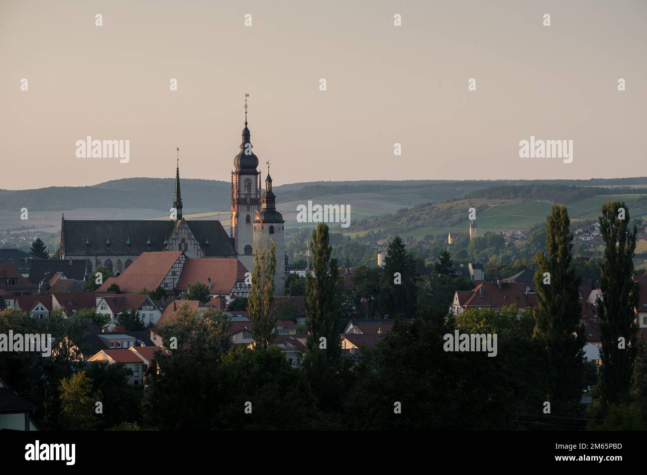 Vue sur la ville allemande de Tauberbischofsheim au coucher du soleil avec église et tour dans le centre-ville. Banque D'Images