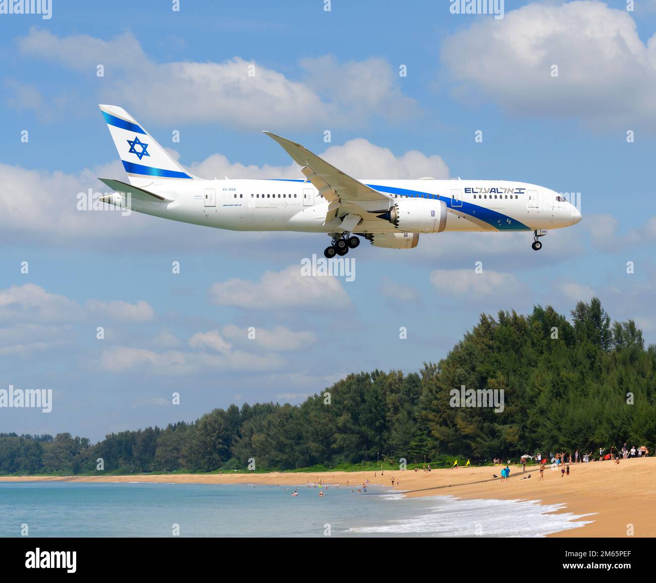 El al Boeing 787 avion Dreamliner au-dessus de la plage de l'aéroport de Phuket. Avion 787-8 d'El Al Airlines au-dessus de la plage de Mai Khao. Avion au-dessus de la plage. Banque D'Images