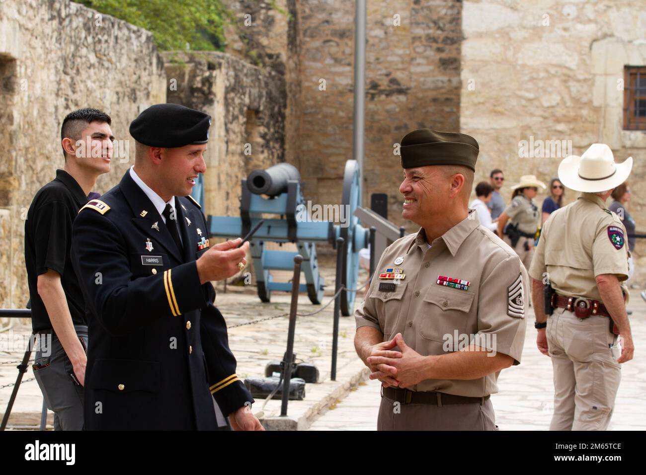 ÉTATS-UNIS Le Sgt. Maj. Phil Barretto, conseiller principal des États-Unis Armée du Nord, parle avec le maître de cérémonie pendant la Journée de l'Armée à l'Alamo dans le centre-ville de San Antonio, Texas, 5 avril 2022. La Journée de l'Armée à l'Alamo honore la culture des commandements de l'Armée qui soutiennent la base conjointe de San Antonio et les régions environnantes. La base commune de San Antonio honore le partenariat de longue date entre l’armée américaine et San Antonio dans le cadre des fêtes annuelles, qui commémorent l’indépendance du Texas après la bataille de San Jacinto et de l’Alamo. Banque D'Images