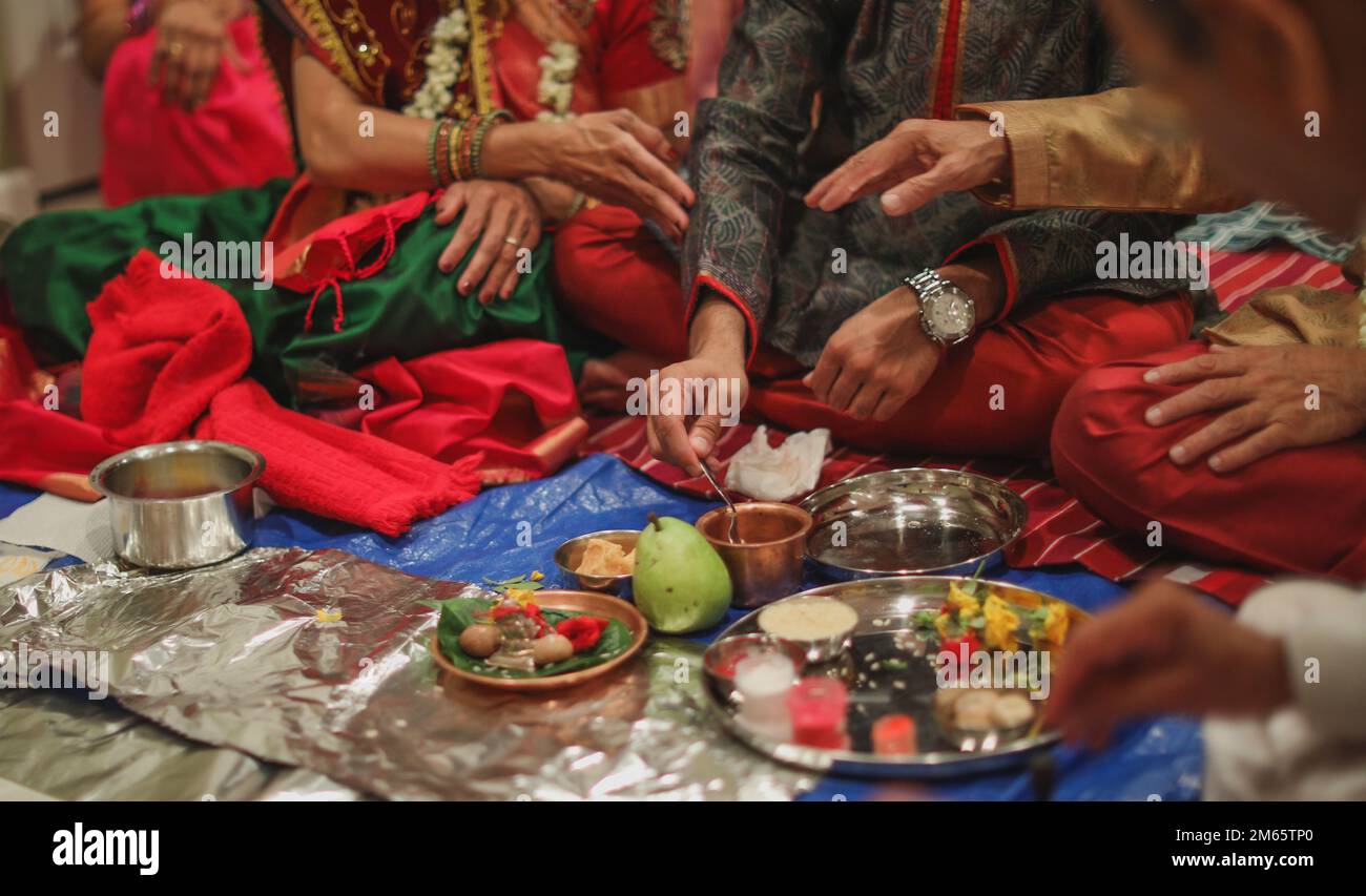 cérémonie de mariage indienne cérémonie hindoue de l'islam personnalisée pour la mariée et le marié Banque D'Images