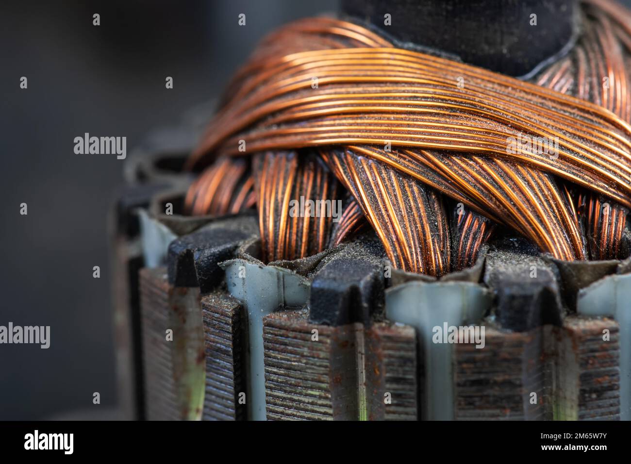 La barre de commutation en cuivre du moteur électrique se ferme. Rotor du moteur électrique Banque D'Images