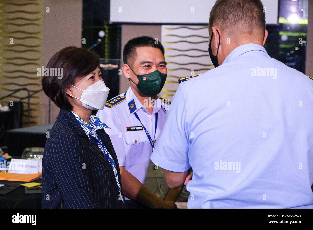 Nguyen Thi Huong Giang, États-Unis Ambassade Hanoi, et le colonel Nguyen Trinh Hung, directeur de la Division de la coopération internationale de la Garde côtière du Vietnam, parlent avec un U.S. Membre de la Garde côtière lors du Forum annuel des commandants de l'Initiative d'application de la loi en Asie du Sud-est 8th à Tumon, Guam (5 avril 2022). L'objectif du forum annuel est de renforcer la stabilité régionale en favorisant la sécurité maritime, la coopération en matière de sécurité, la coordination et l'échange d'informations entre les six pays participants. Banque D'Images