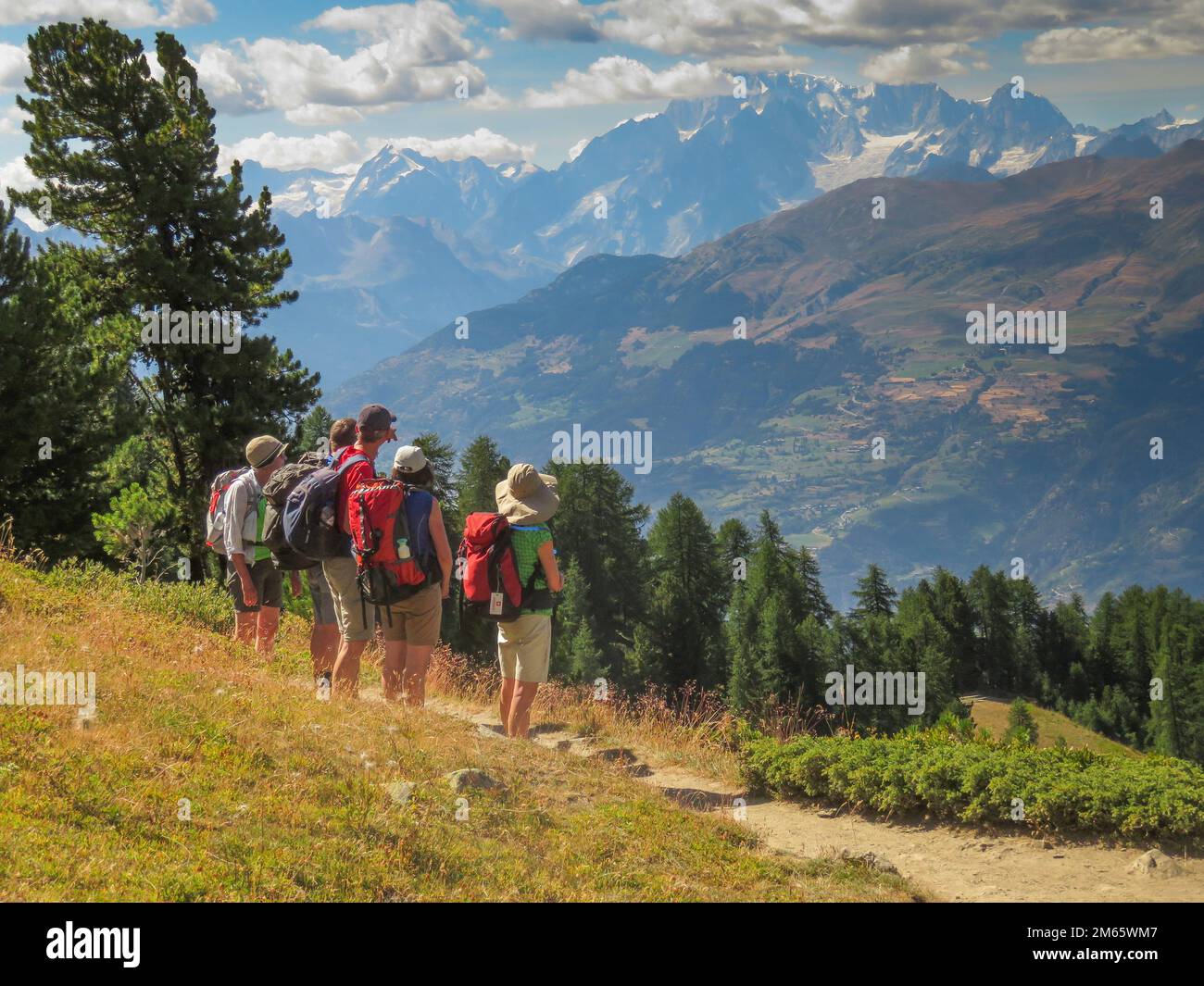 Vallée d'Aoste, Italie - Hikera avec des sacs à dos admirez le paysage de montagne du massif du Mont blanc dans les Alpes italiennes. Banque D'Images