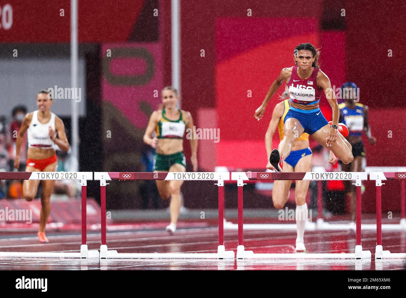 Sydney McLaughlin (États-Unis) en compétition aux demi-finales de 400 mètres haies pour femmes aux Jeux olympiques d'été de 2020 (2021), à Tokyo, au Japon Banque D'Images