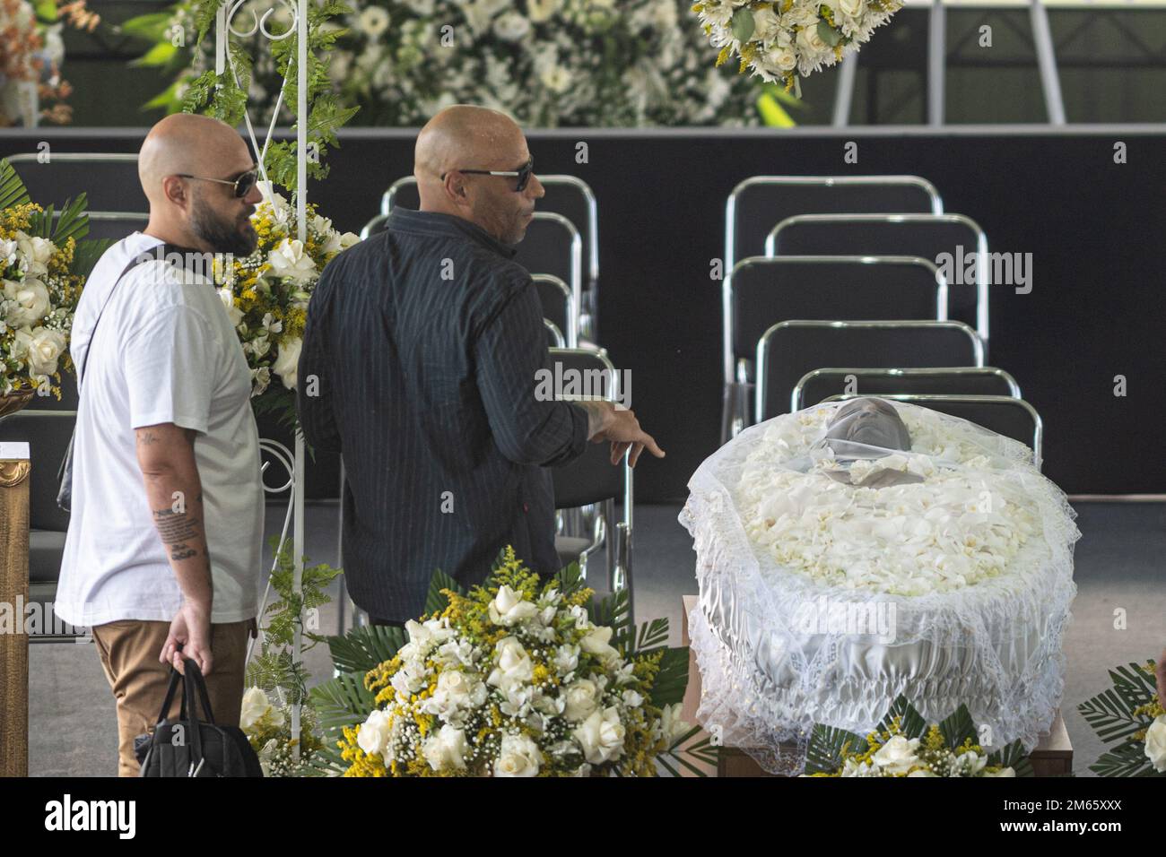 Santos, Brésil. 02nd janvier 2023. Edinho, fils de Pelé au lendemain de son père, Edson Arantes do Nascimento, roi Pelé, né sur 23 octobre 1940 et mort sur 29 décembre 2022 à l'âge de 82 ans. Le réveil se tient au centre de la pelouse de Vila Belmiro, stade Santos Futebol Clube, dans la ville de Santos, SP. (Photo: Mauricio Rummens/Brazil photo Press) Credit: Brazil photo Press/Alay Live News Banque D'Images