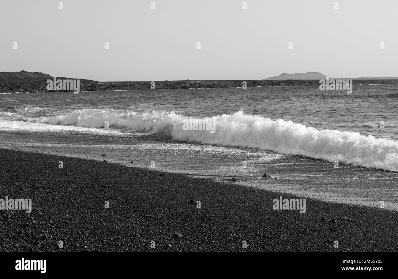Le contraste ici entre le lagon couleur émeraude et les grains noirs de la plage est si surprenant. La plage noire de Lanzarote, îles Canaries Banque D'Images