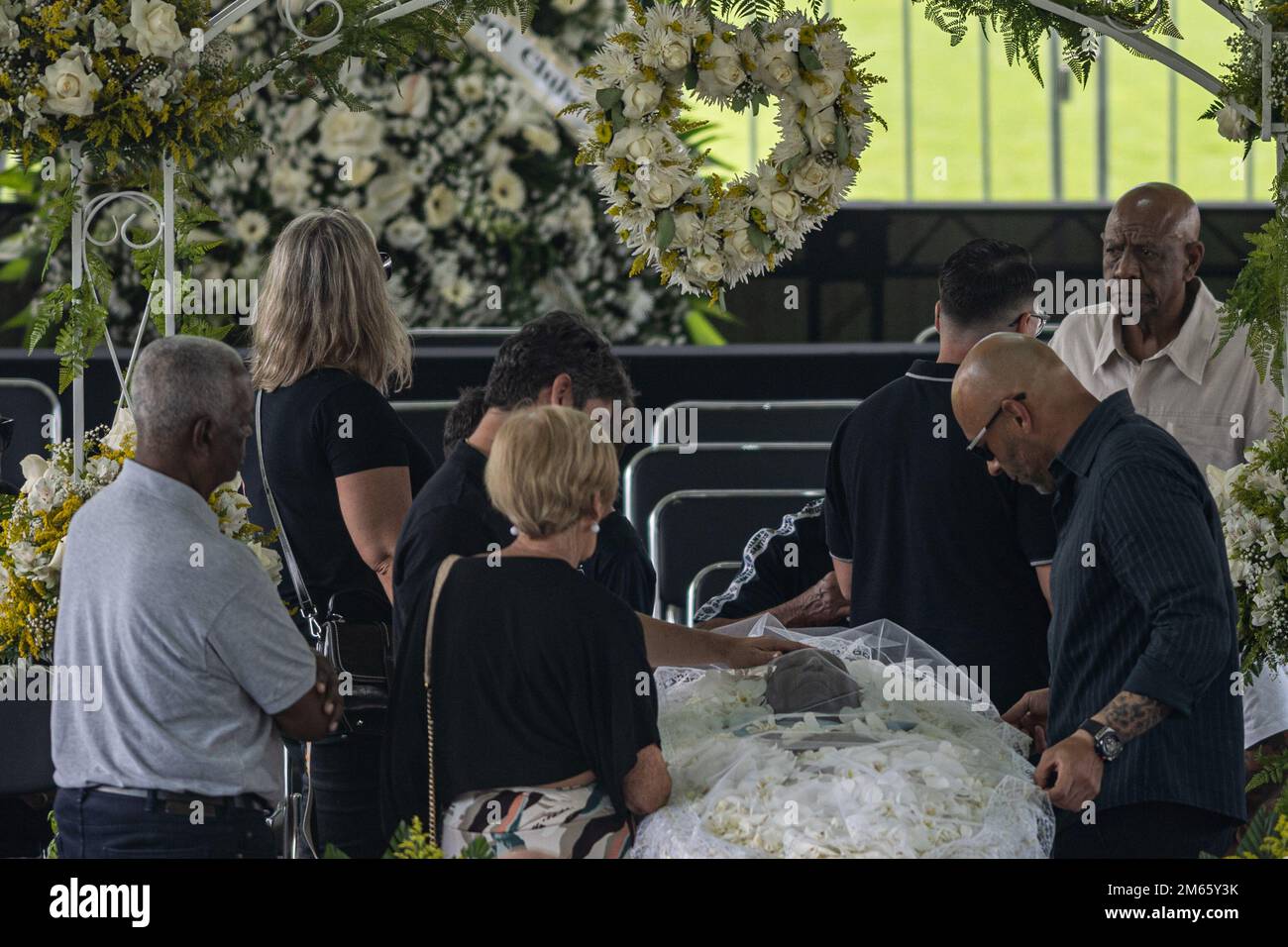 Santos, Brésil. 02nd janvier 2023. Edinho, fils de Pelé au lendemain de son père, Edson Arantes do Nascimento, roi Pelé, né sur 23 octobre 1940 et mort sur 29 décembre 2022 à l'âge de 82 ans. Le réveil se tient au centre de la pelouse de Vila Belmiro, stade Santos Futebol Clube, dans la ville de Santos, SP. (Photo: Mauricio Rummens/Brazil photo Press) Credit: Brazil photo Press/Alay Live News Banque D'Images