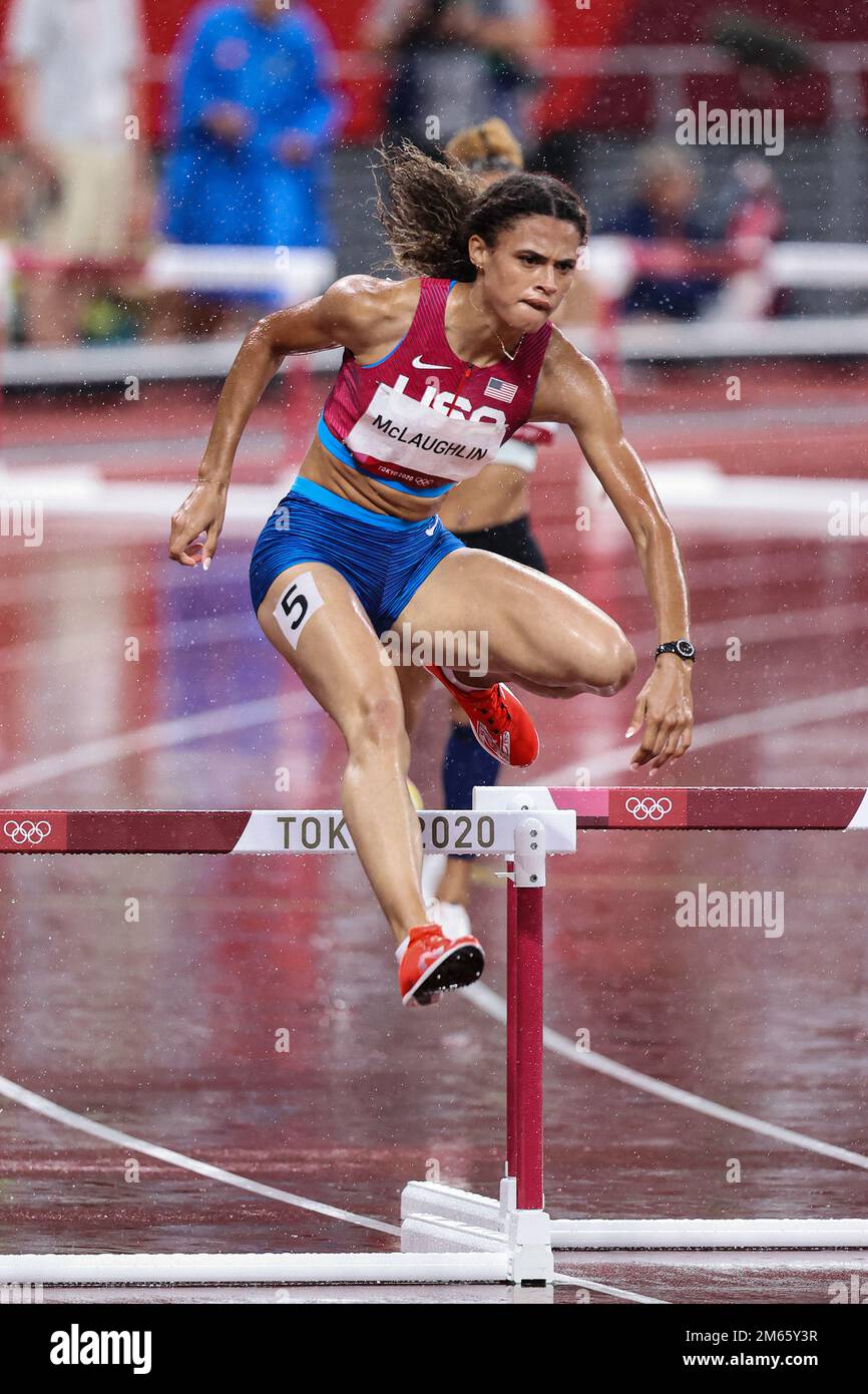 Sydney McLaughlin (États-Unis) en compétition aux demi-finales de 400 mètres haies pour femmes aux Jeux olympiques d'été de 2020 (2021), à Tokyo, au Japon Banque D'Images