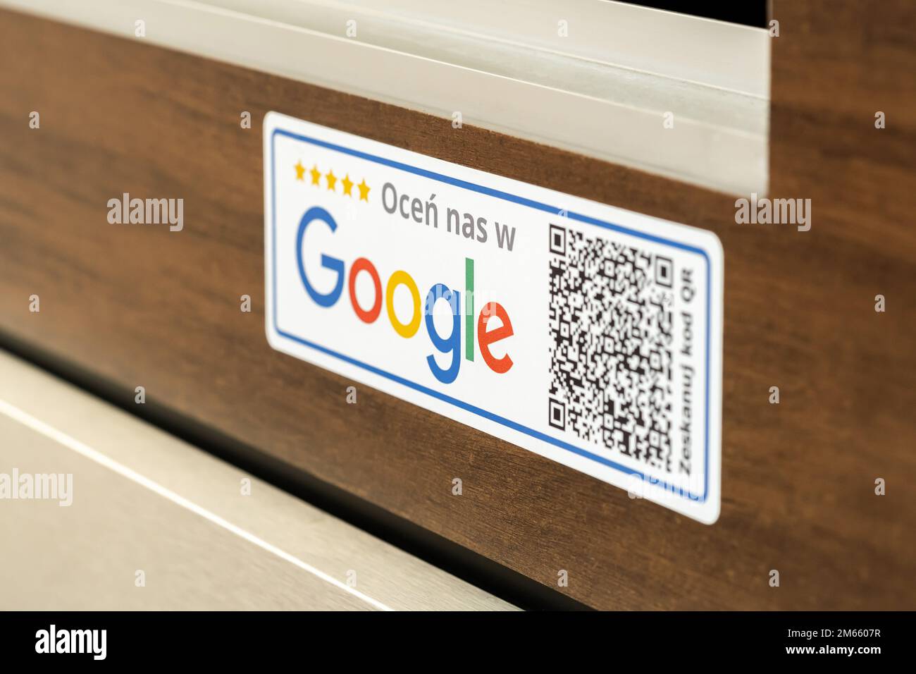 Notez-nous sur Google QR code sticker objet détail, gros plan, personne, aucune personne, dof peu profond. Promotion en ligne pour les petites entreprises, système de notation des clients Google Banque D'Images Notez-nous sur Google QR code sticker objet détail, gros plan, personne, aucune personne, dof peu profond. Promotion en ligne pour les petites entreprises, système de notation des clients Google Banque D'Images