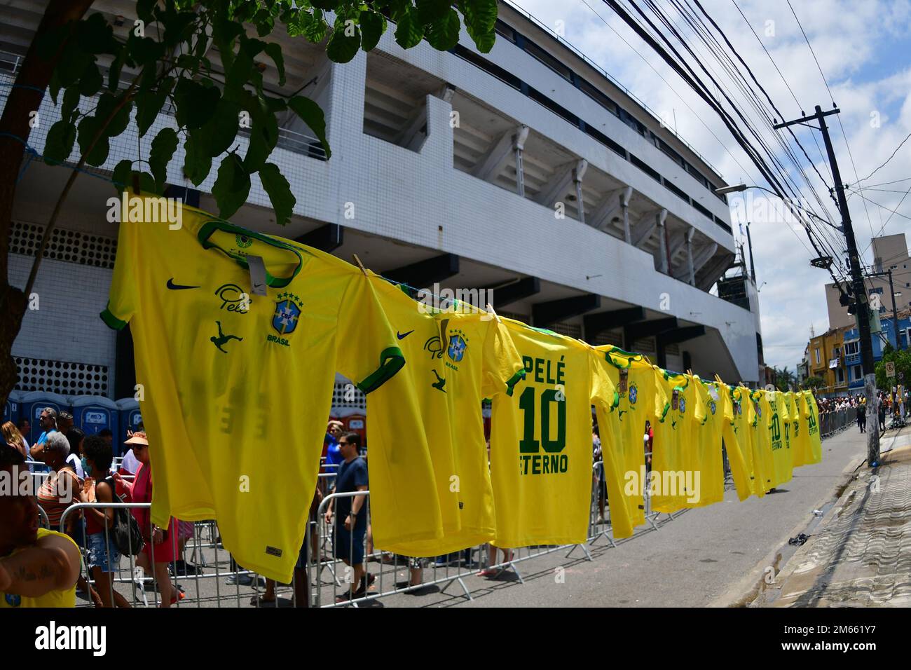 Santos, Brésil. 02nd janvier 2023. SANTOS, SP - JANVIER 2 : vente de maillots Pelé lors de ses funérailles au stade Vila Belmiro sur 2 janvier 2023 à Santos, Brésil. La légende brésilienne du football s'est éloignée du cancer. (Photo de Leandro Bernardes/PxImages) Credit: PX Images/Alay Live News Banque D'Images