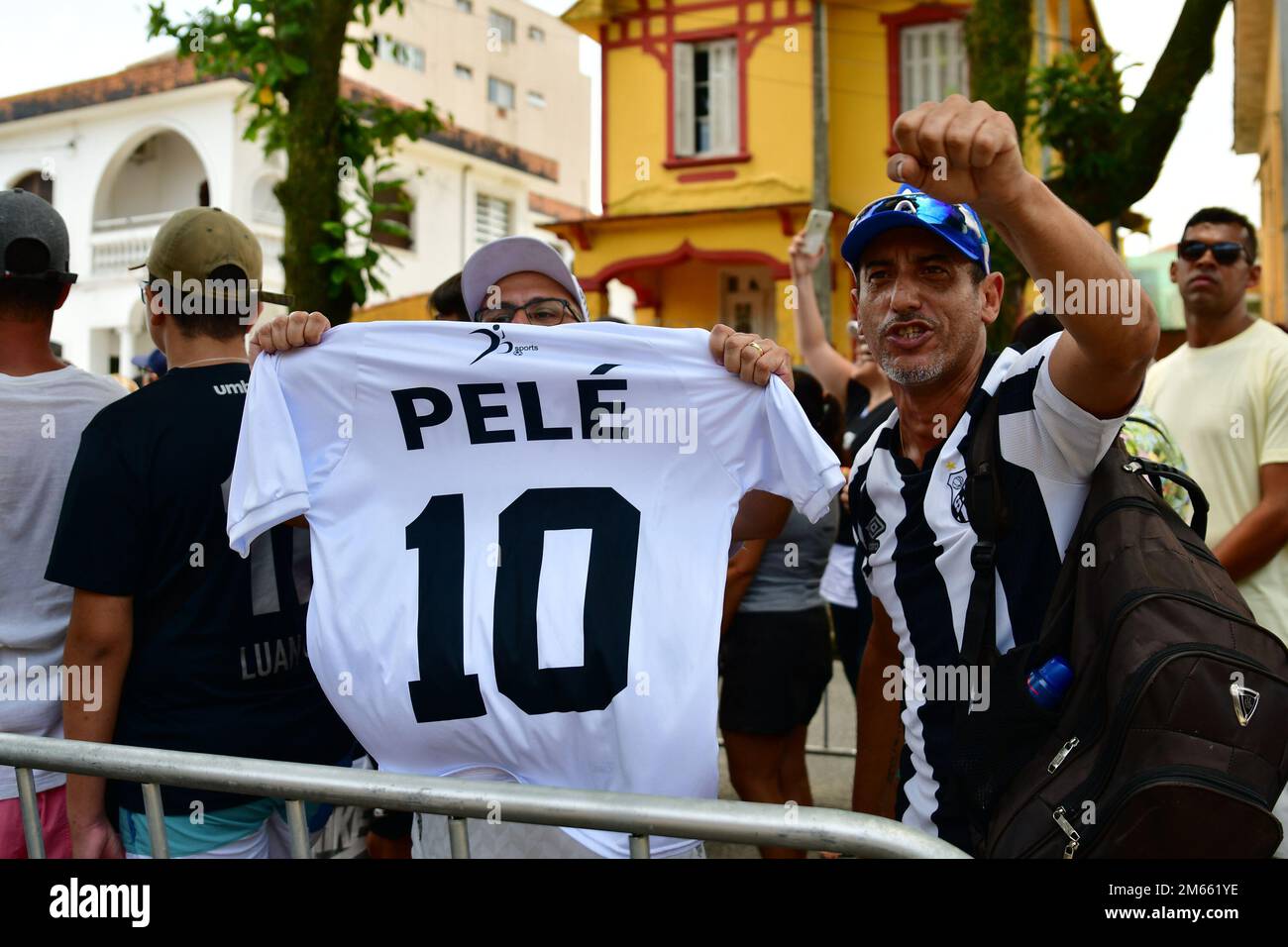 Santos, Brésil. 02nd janvier 2023. SANTOS, SP - JANVIER 2 : les fans font la queue pour rendre hommage à Pelé, la légende du football, lors de ses funérailles au stade Vila Belmiro sur 2 janvier 2023 à Santos, au Brésil. La légende brésilienne du football s'est éloignée du cancer. (Photo de Leandro Bernardes/PxImages) Credit: PX Images/Alay Live News Banque D'Images