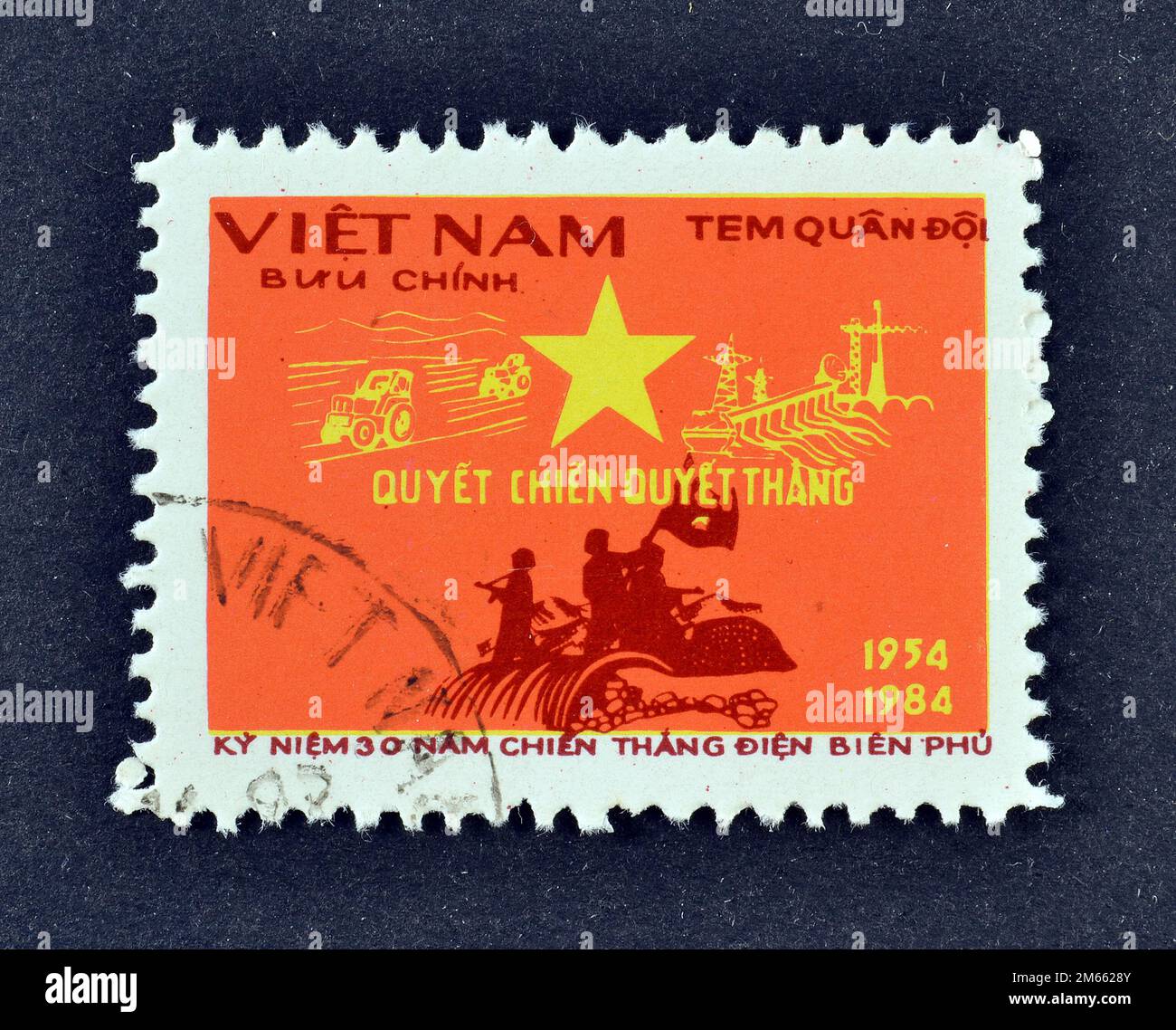 Timbre-poste annulé imprimé par le Vietnam, qui montre le 30th anniversaire de la victoire à Dien bien Phu, vers 1984. Banque D'Images