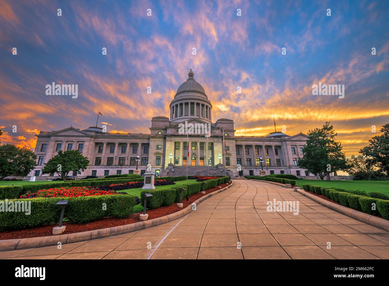 Little Rock, Arkansas, États-Unis au capitole de l'État et parc au crépuscule. Banque D'Images