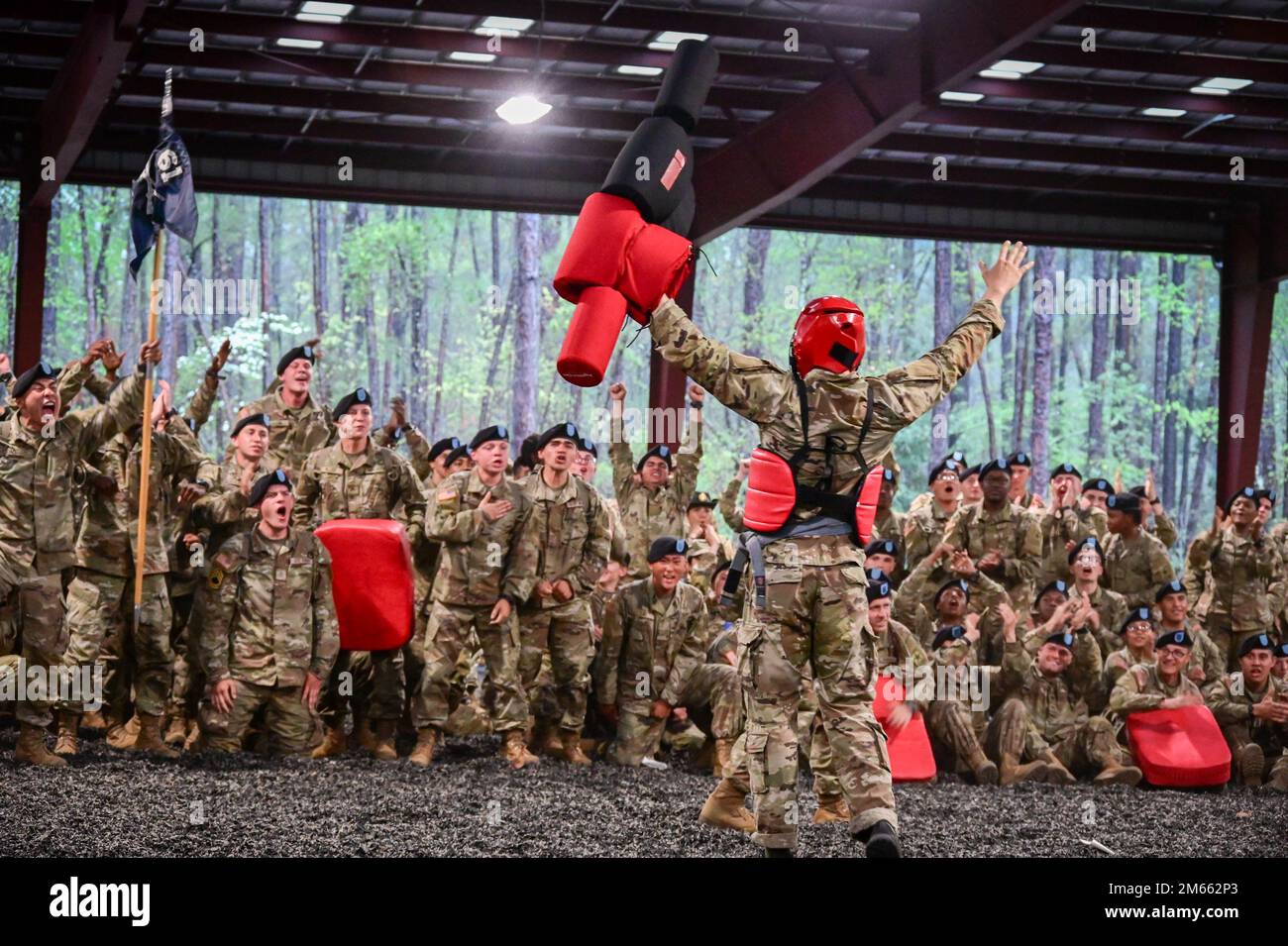 Un stagiaire du 1st Bataillon, 61st Infantry Regiment, prend sa position de victoire devant sa compagnie lors d'un tournoi final de combatifs 5 avril 2022, deux jours seulement avant la fin de son diplôme. Colby Covington, invité spécial, champion de poids de soudeur du Championnat de combat ultime, a assisté au tournoi et a offert ses conseils sur la façon dont les concurrents peuvent gagner leurs matches pendant le tournoi final 5 avril 2022, du cycle d'entraînement. Banque D'Images