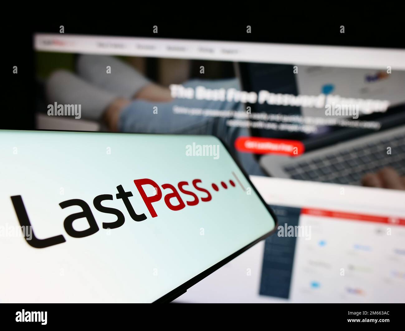 Téléphone mobile avec logo de la société américaine de gestion de mot de passe LastPass US LP sur l'écran devant le site Web. Concentrez-vous sur le centre de l'écran du téléphone. Banque D'Images