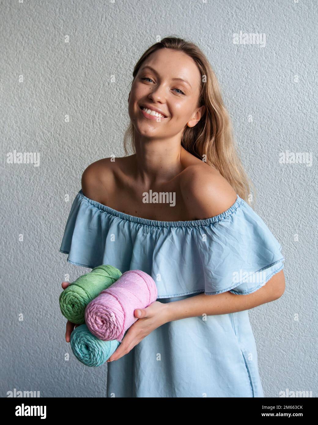 Belle fille en robe bleue Banque D'Images