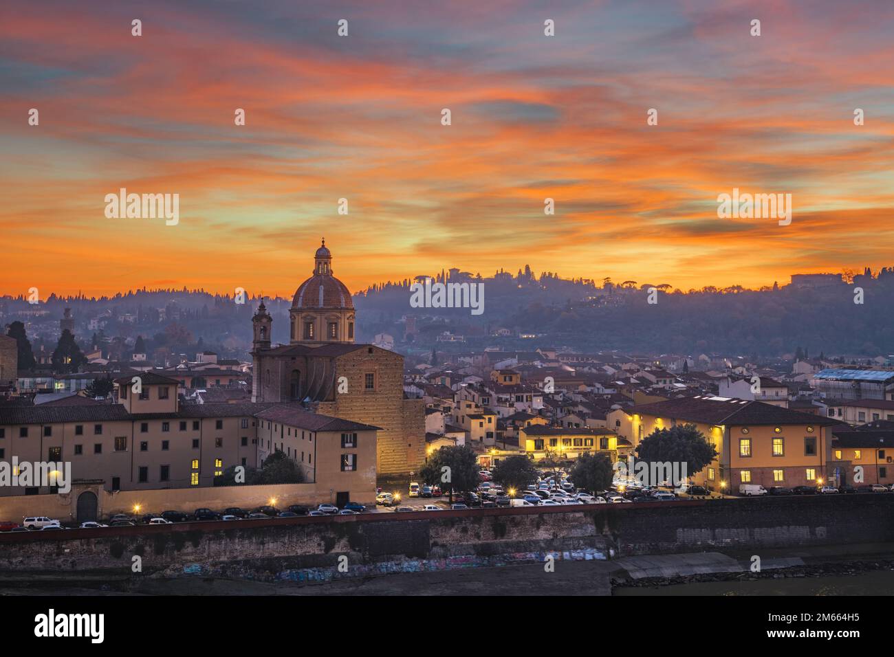 San Frediano à Cestello à Florence, Italie après le coucher du soleil. Banque D'Images