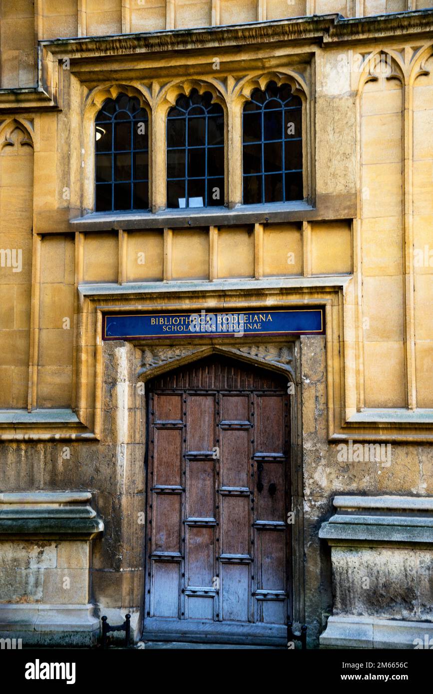 Fenêtres gothiques et arcades aveugles à la Old Bodleian Library de l'Université d'Oxford, Angleterre. Banque D'Images