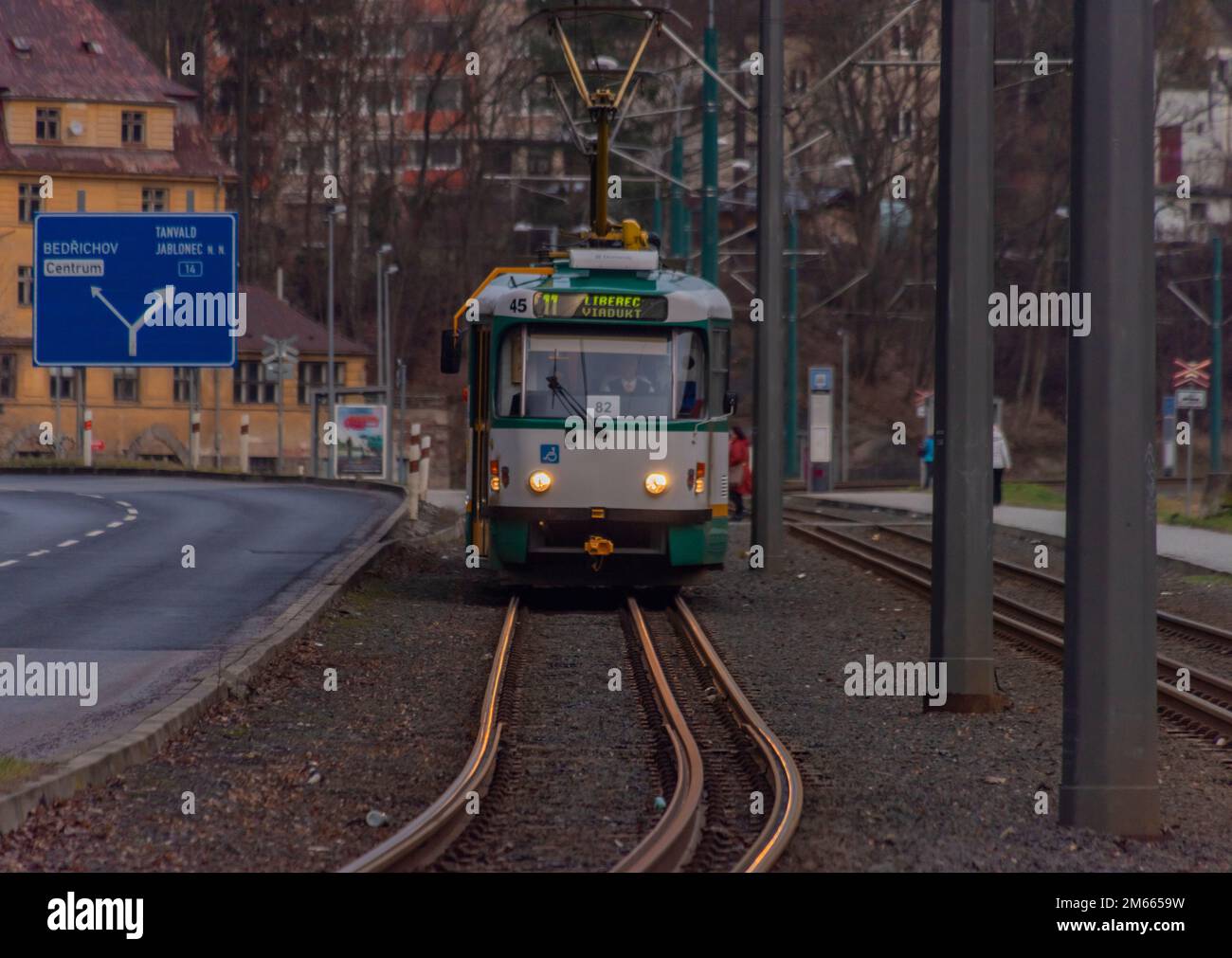 Ligne de tramway dans la ville de Liberec en hiver nuageux frais soirée Banque D'Images