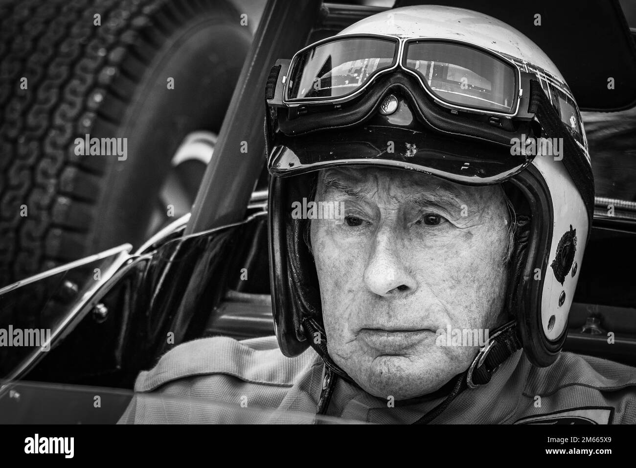 Sir Jackie Stewart est assis dans la voiture originale de Stirling Moss en F1 à la renaissance de Goodwood Banque D'Images