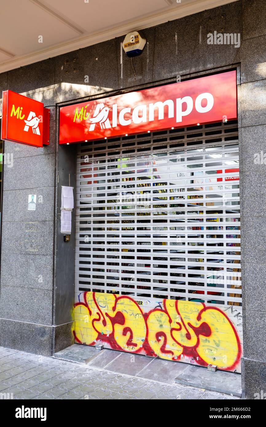 BARCELONE, ESPAGNE - 28 DÉCEMBRE 2022 : fermeture de mi Alcampo avec graffiti jaune et rouge pendant l'hiver 2022 Banque D'Images