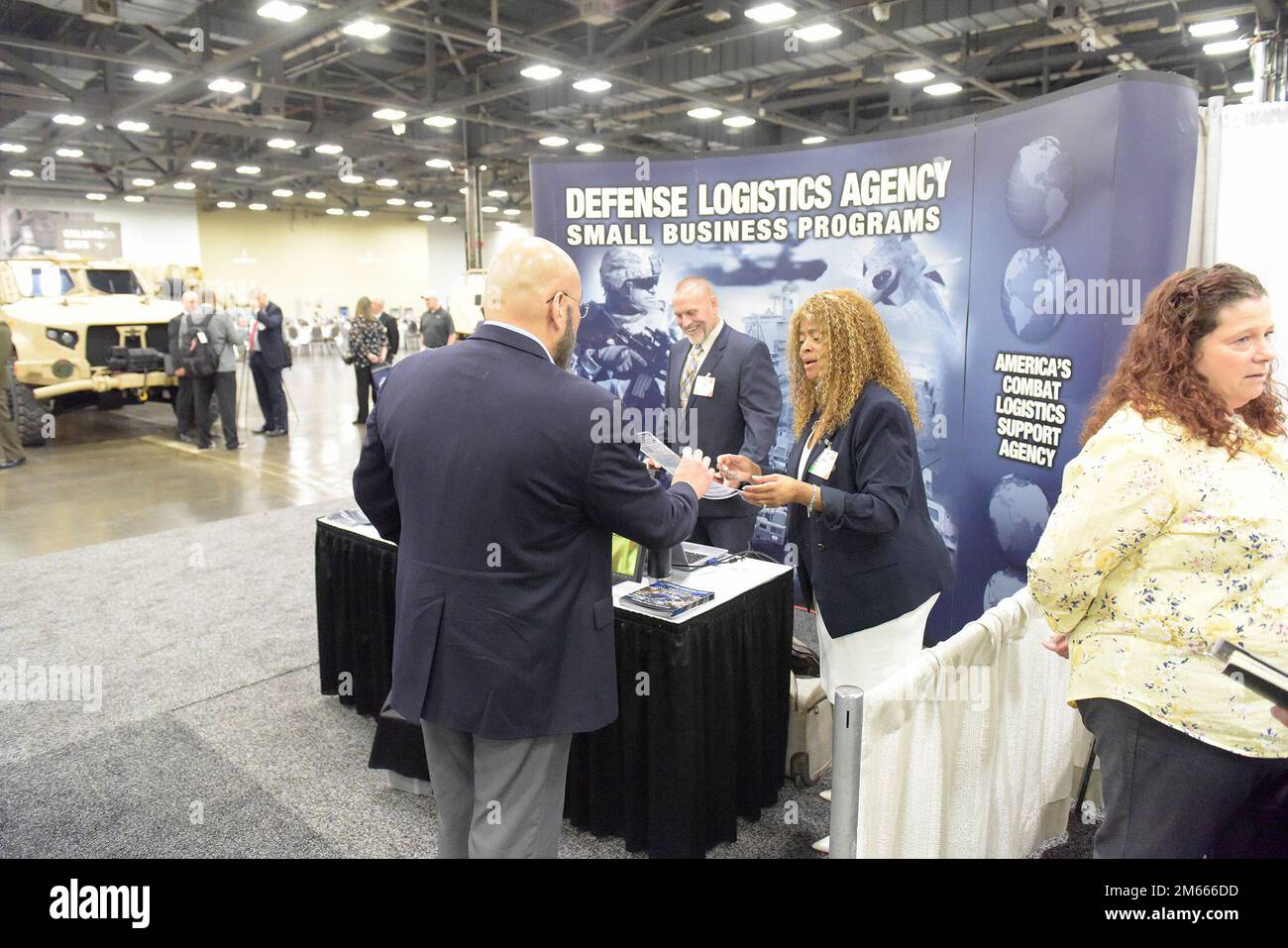 Le hall d'exposition de l'Agence de logistique de la Défense de 2022 Conférence et exposition des fournisseurs terrestres et maritimes 6-7 avril du centre-ville de Columbus, Ohio, a présenté près de 70 stands d'exposants représentant des organisations qui produisent ou fournissent de l'équipement ou des services pour soutenir le combat sur terre et en mer. Après une interruption de quatre ans, la conférence est revenue au Greater Columbus Convention Center, réunissant plus de 800 représentants de l'industrie de la défense pour les conférenciers de la première journée, dont Ohio Gov. Mike DeWine, sous-secrétaire par intérim à la Défense pour le soutien Steven Morani, DLA Direct Banque D'Images