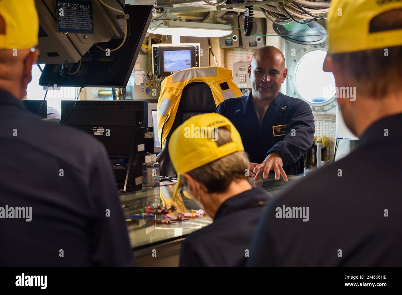 220406-N-TL932-1013 SAN DIEGO (6 avril 2022) l'Adjudant-chef Jorge Agostini fait une visite du contrôle du pont de vol aux bénévoles du Musée USS Midway lors d'une visite à bord du porte-avions de la classe Nimitz USS Carl Vinson (CVN 70), 6 avril. Vinson est actuellement à pierside dans son homeport de San Diego. Banque D'Images