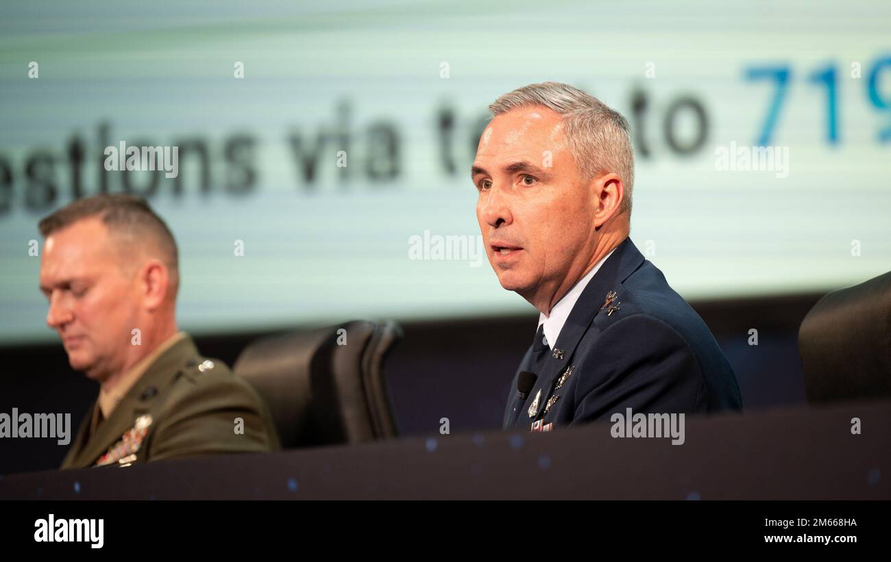 Le lieutenant-général Stephen N. Whiting, commandant du Commandement des opérations spatiales, participe aux États-Unis Panneau composants de la commande espace 6 avril 2022. Banque D'Images