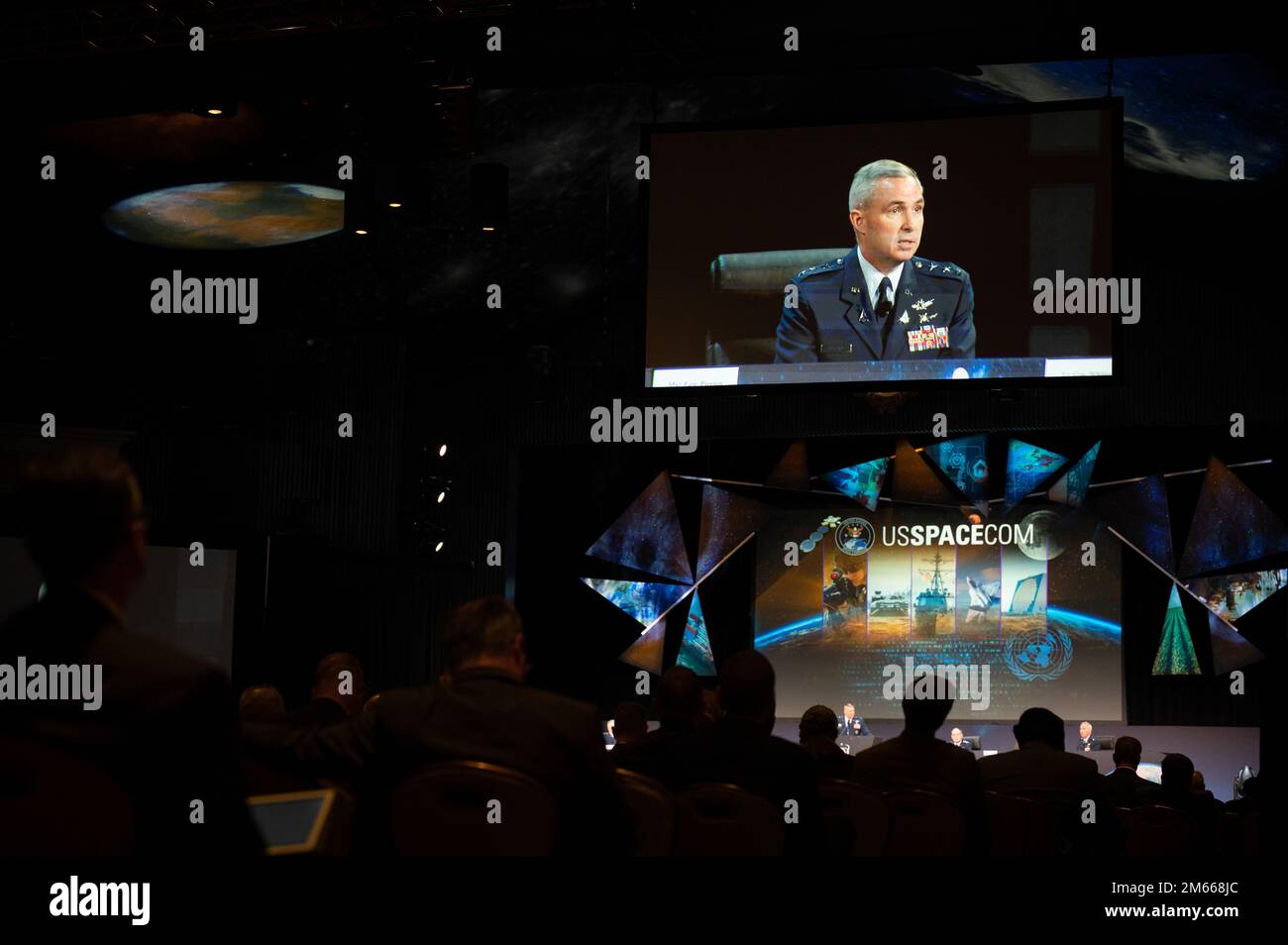 Le lieutenant-général Stephen N. Whiting, commandant du Commandement des opérations spatiales, participe aux États-Unis Panneau composants de la commande espace 6 avril 2022. Banque D'Images