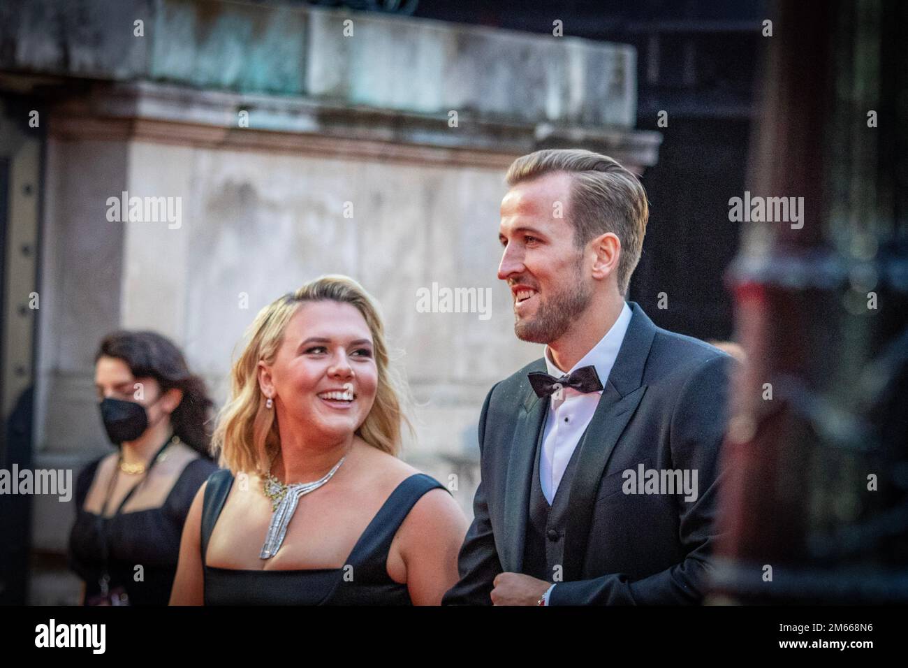Harry Kane et Katie Goodland sourient sur le tapis rouge du James Bond No Time to Die World Premier Banque D'Images