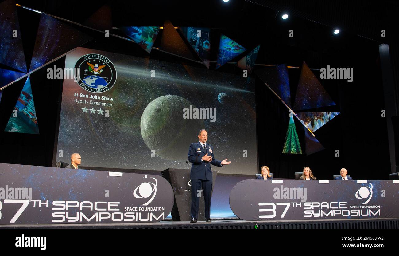 ÉTATS-UNIS Lieutenant général de la Force spatiale John Shaw, États-Unis Commandant adjoint du Commandement de l'espace, parle aux leaders de l'espace du monde entier au sujet des États-Unis Le rôle du Commandement spatial dans la défense planétaire lors du Symposium spatial annuel 37th sur 6 avril 2022, à Colorado Springs, au Colorado. Shaw a parlé de la défense planétaire comme un effort d'équipe et un effort humain. Le Symposium spatial est l'occasion pour les nations et les secteurs de l'entreprise spatiale de promouvoir le dialogue et de concentrer l'attention sur les questions spatiales critiques. Banque D'Images